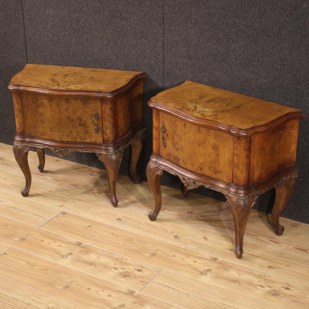 Pareja de mesillas de noche italianas de mediados del siglo XX. Muebles ondulados y redondeados con incrustaciones y chapados en maderas de nudo, arce, haya y frutales. Mesillas de noche de particular tamaño y proporción equipadas con puerta frontal