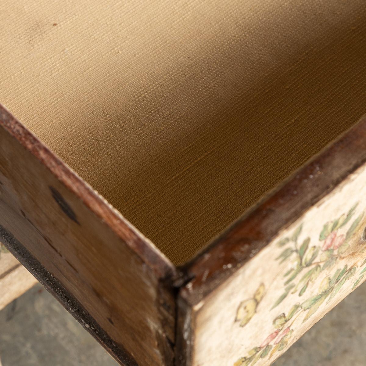 Coppia di commodes in legno del XX secolo con tema naturalistico c.1900 in vendita 7