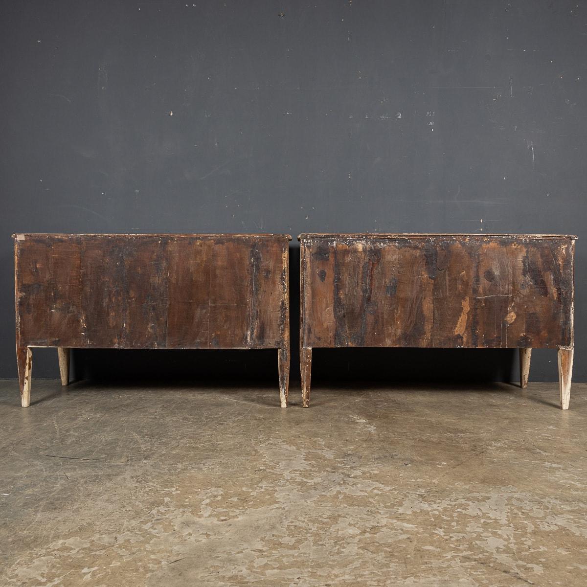 Italiano Coppia di commodes in legno del XX secolo con tema naturalistico c.1900 in vendita