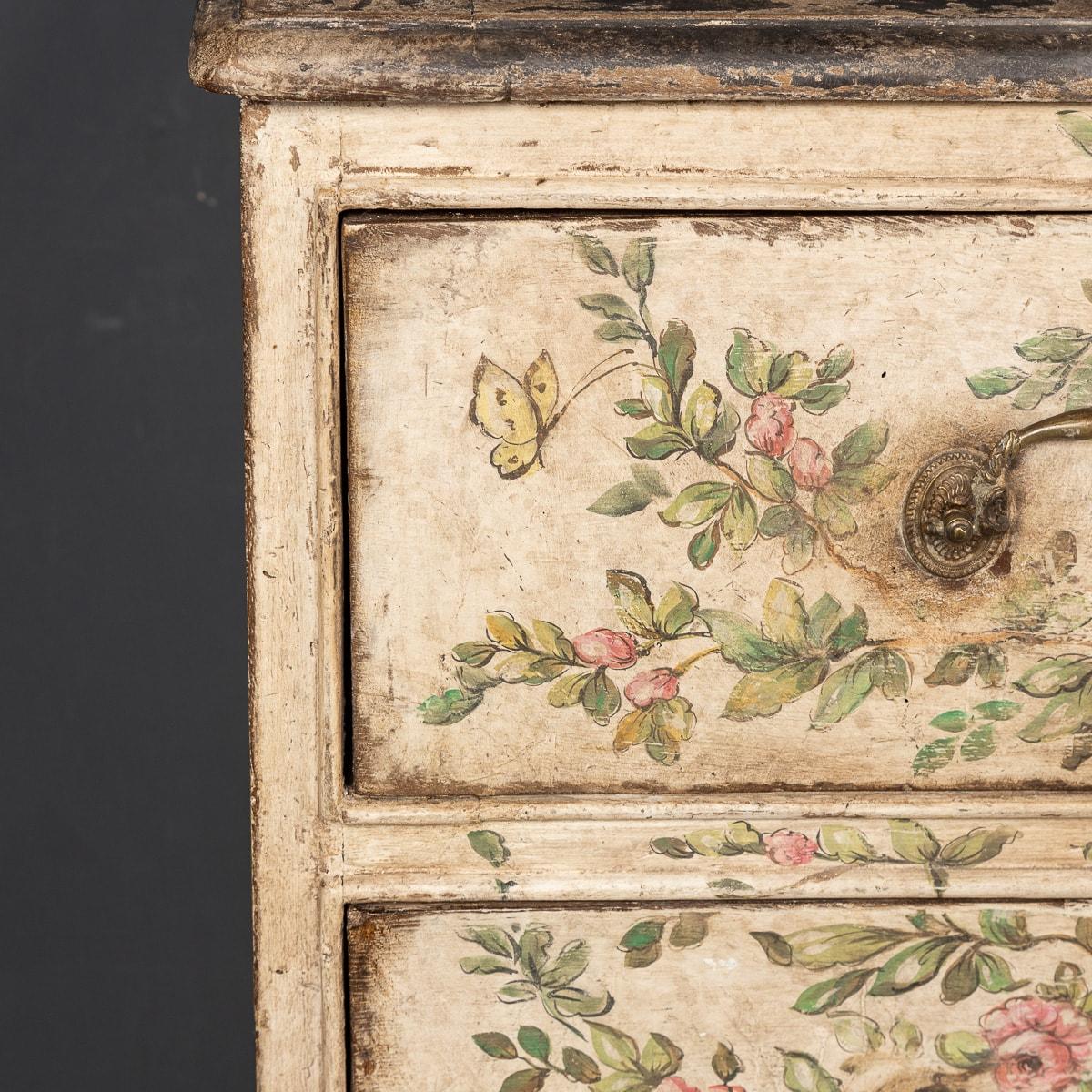 Legno Coppia di commodes in legno del XX secolo con tema naturalistico c.1900 in vendita