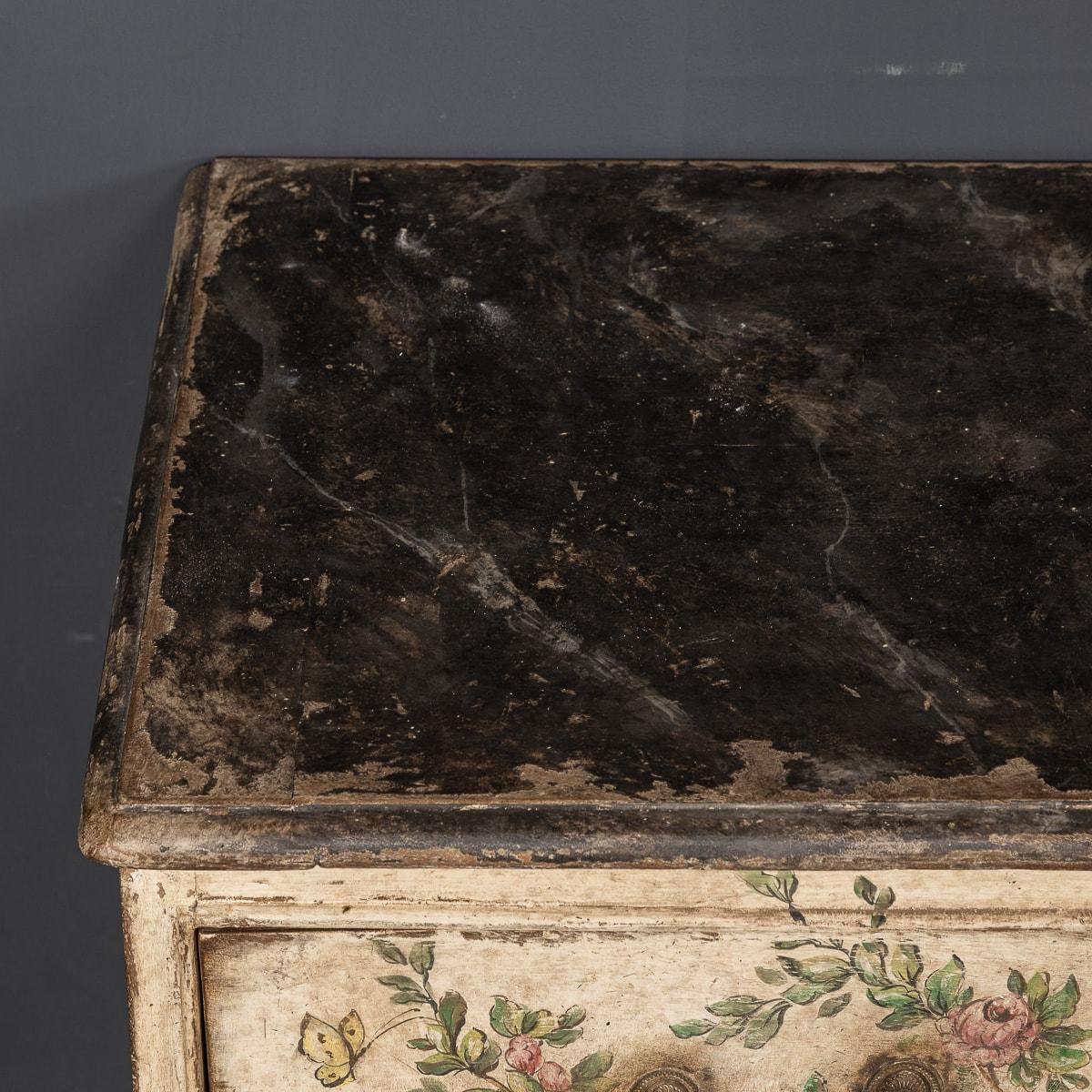 Coppia di commodes in legno del XX secolo con tema naturalistico c.1900 in vendita 2