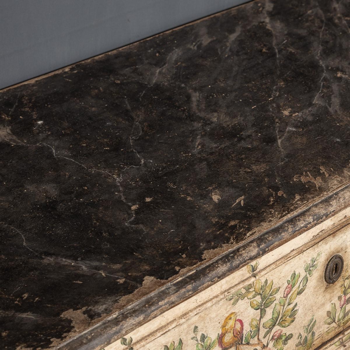 Coppia di commodes in legno del XX secolo con tema naturalistico c.1900 in vendita 3