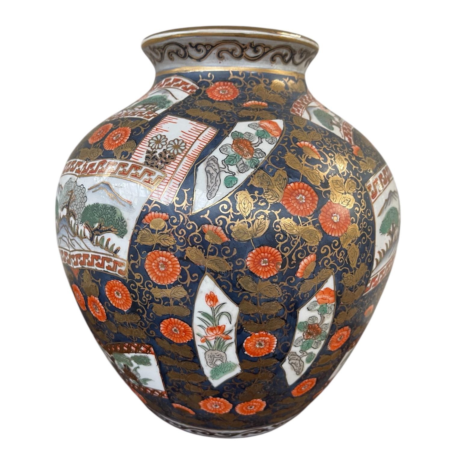 Ces vases japonais Amari du XXe siècle, de couleur marine, avec des scènes florales et forestières peintes en doré, sont un bel exemple de l'artisanat et de l'expression artistique japonais, mêlant des motifs traditionnels à des influences du XXe