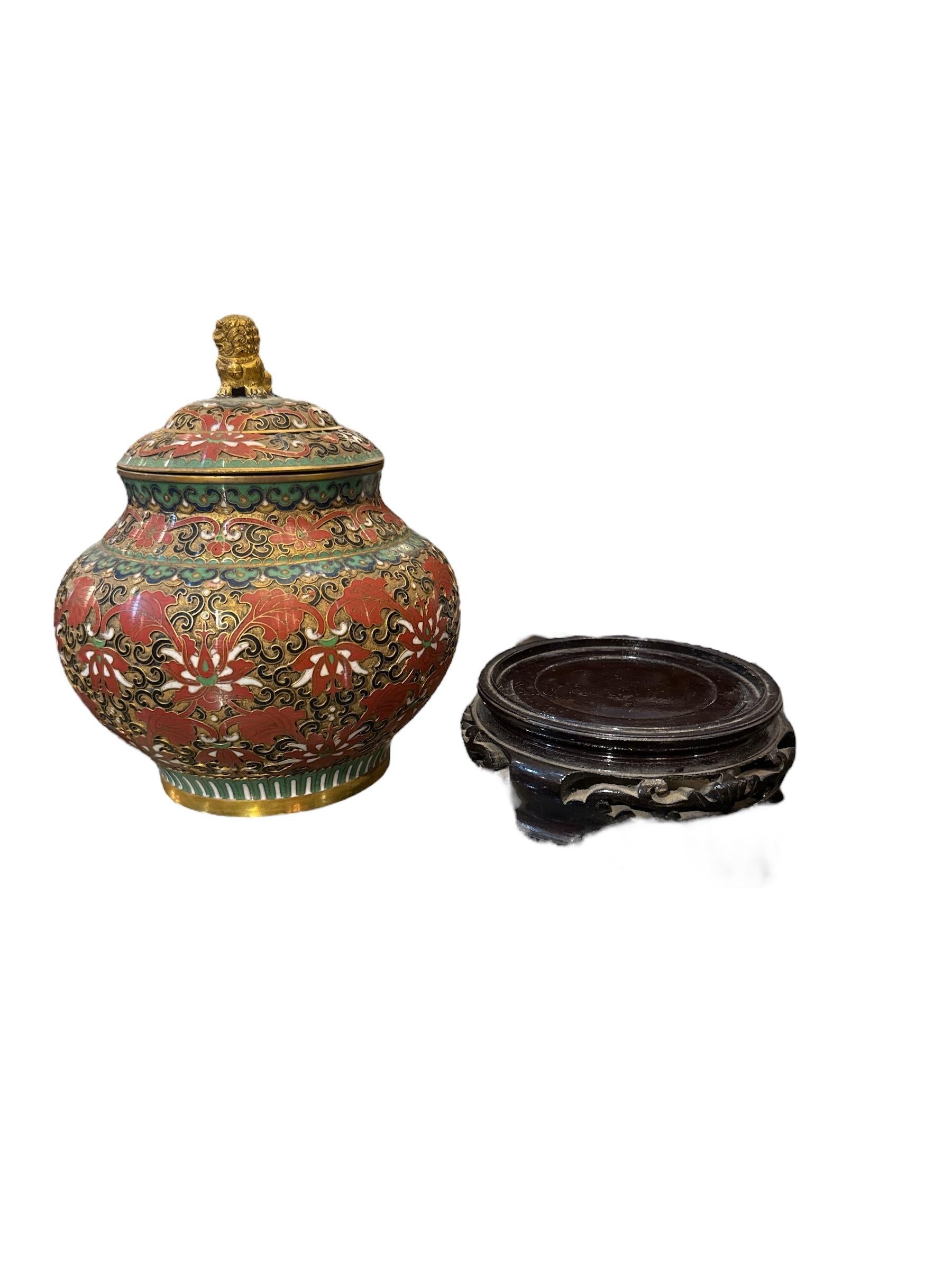 This stunning pair of 20th-century Japanese cloisonné lidded jars exemplifies the intricate artistry and craftsmanship of traditional Japanese enamelwork. Each jar is beautifully adorned with vibrant, meticulously crafted designs, showcasing the