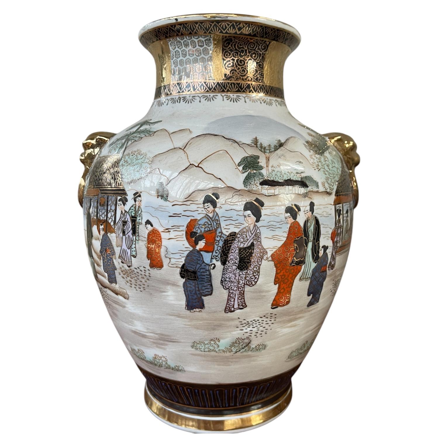 Cette paire de vases japonais Satsuma, décorés d'une scène de rivière et de têtes de lion dorées de chaque côté, présente un mélange fascinant d'éléments traditionnels et décoratifs. 

La vaisselle de Satsuma, originaire de la province de Satsuma au