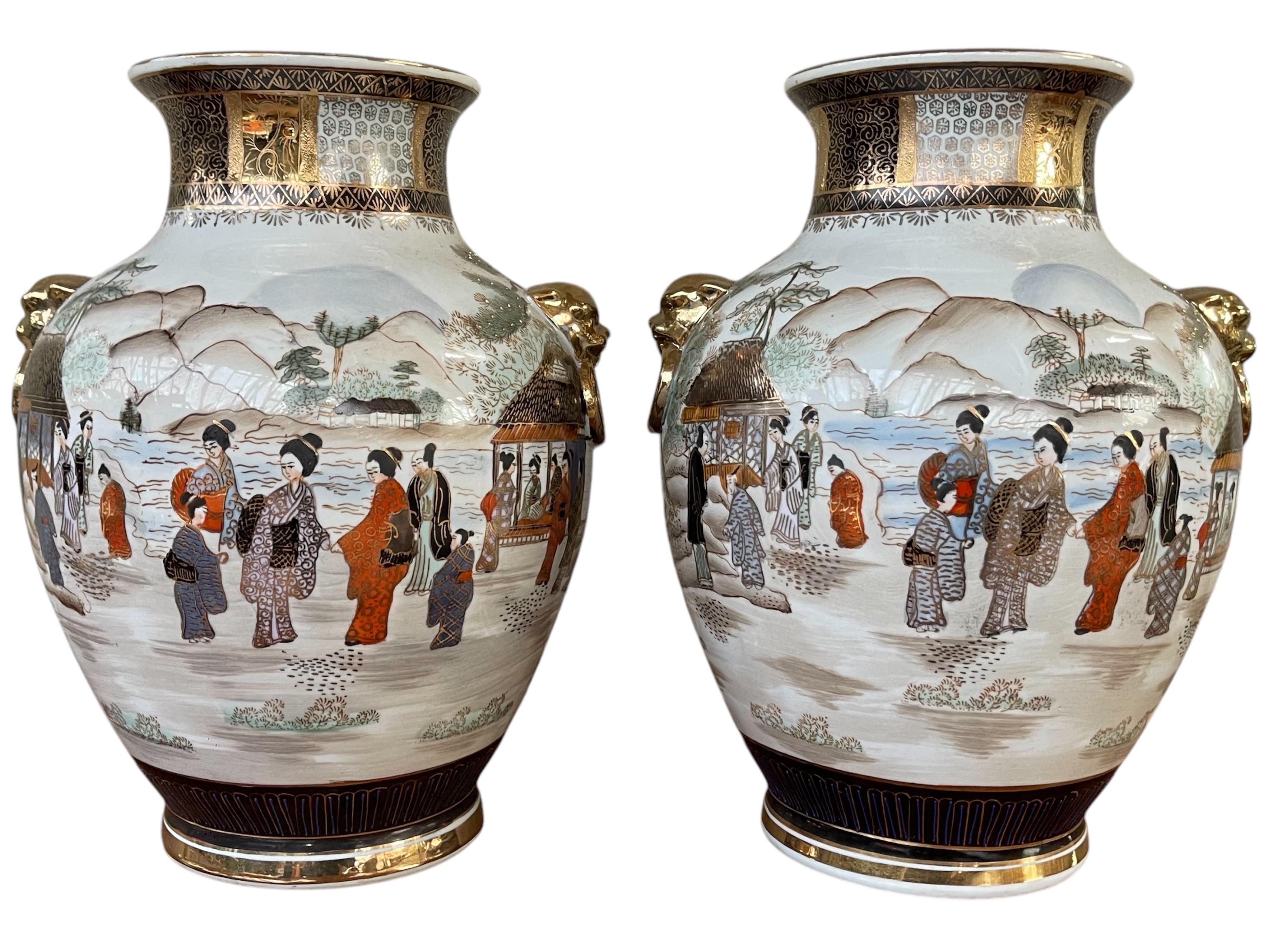 Asiatique Paire de vases japonais Satsuma du 20e siècle avec des accents dorés en forme de tête de lion en vente