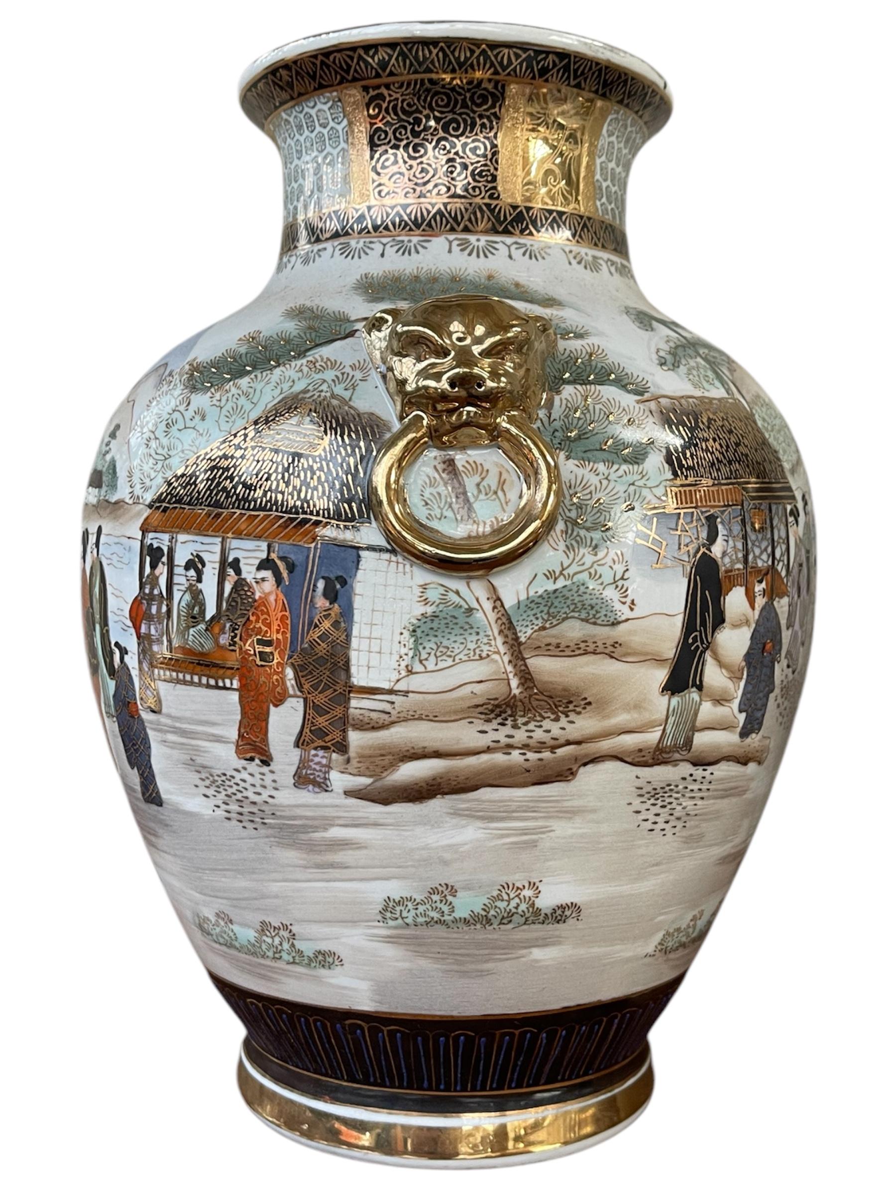 Peint à la main Paire de vases japonais Satsuma du 20e siècle avec des accents dorés en forme de tête de lion en vente