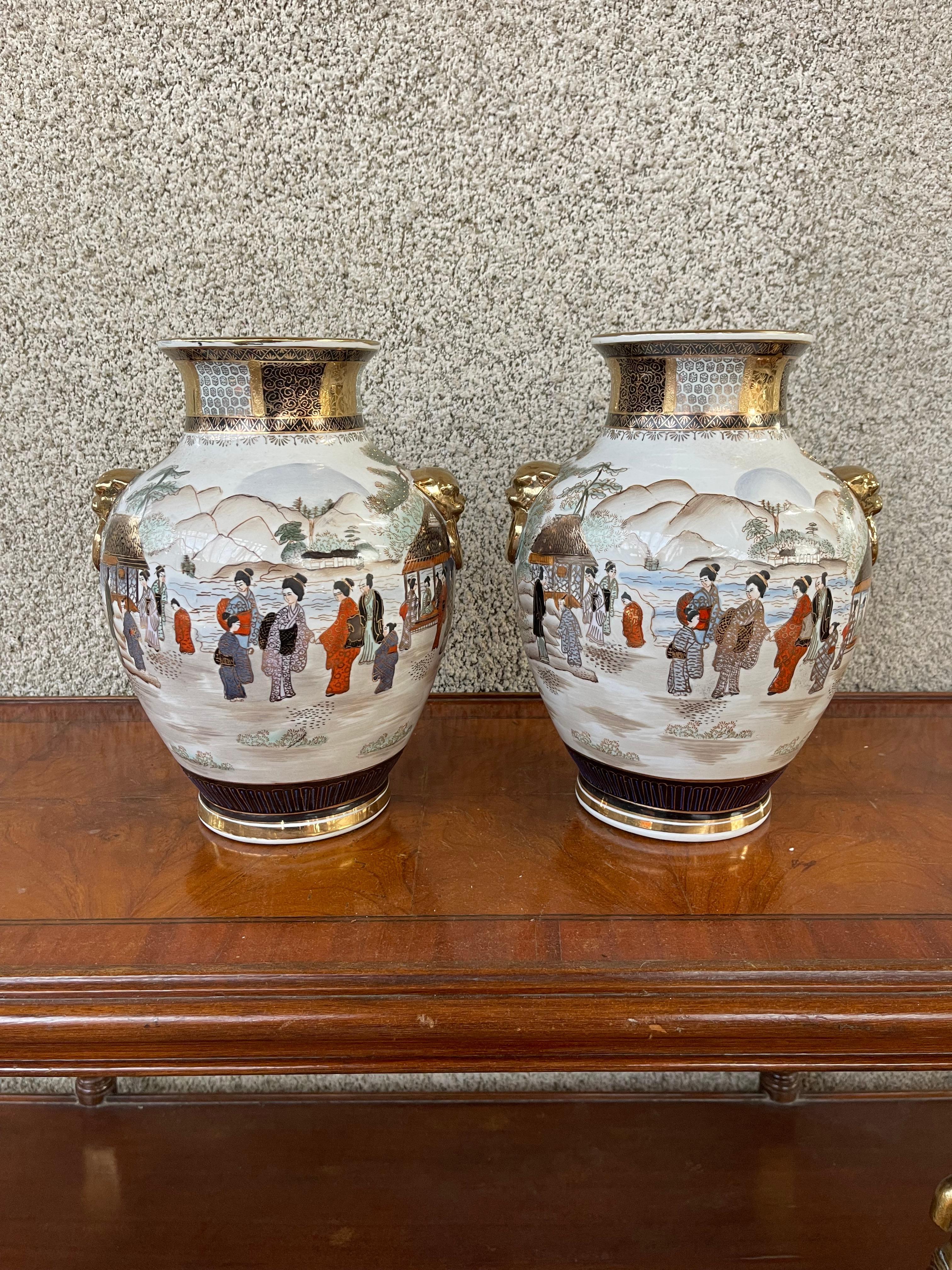 Paire de vases japonais Satsuma du 20e siècle avec des accents dorés en forme de tête de lion Bon état - En vente à Southall, GB
