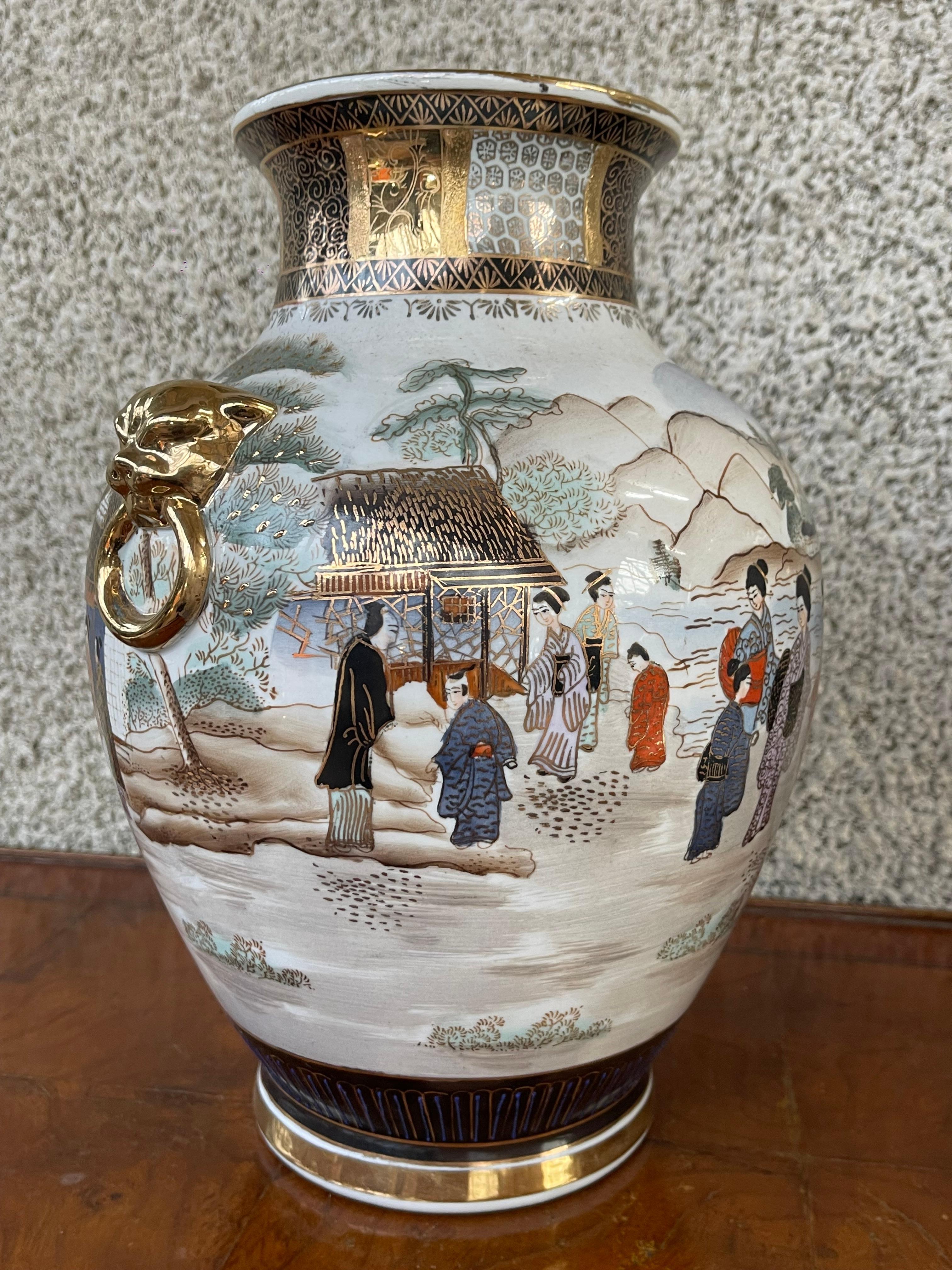 20ième siècle Paire de vases japonais Satsuma du 20e siècle avec des accents dorés en forme de tête de lion en vente
