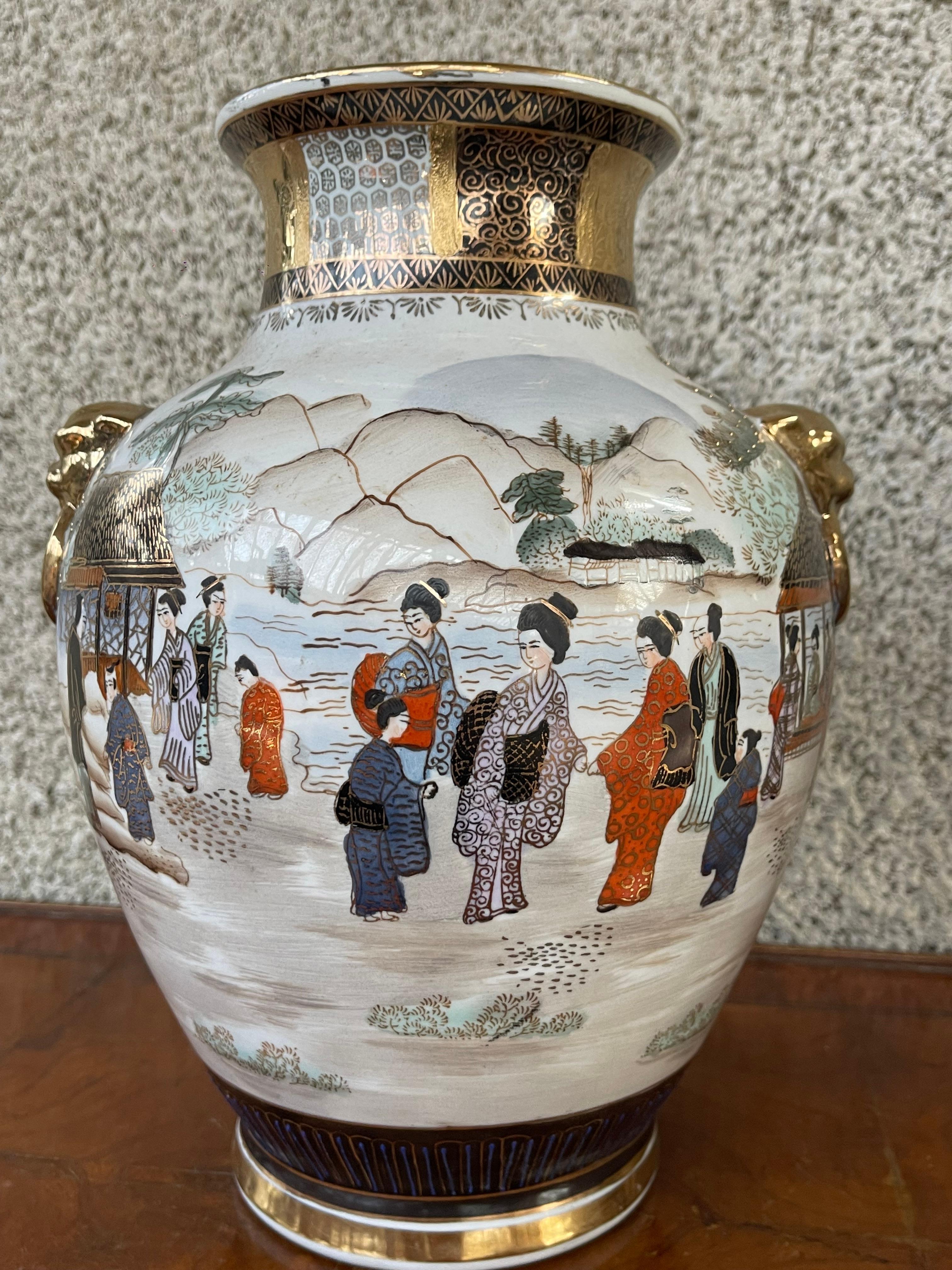 Céramique Paire de vases japonais Satsuma du 20e siècle avec des accents dorés en forme de tête de lion en vente