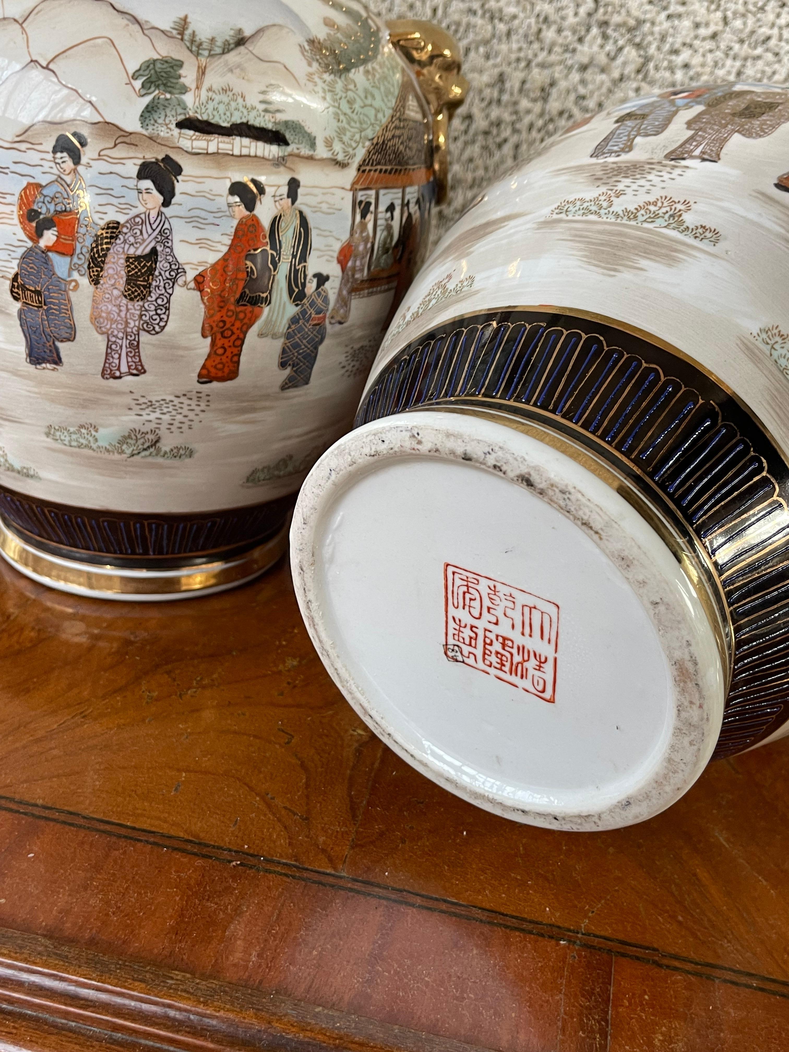 Paire de vases japonais Satsuma du 20e siècle avec des accents dorés en forme de tête de lion en vente 1