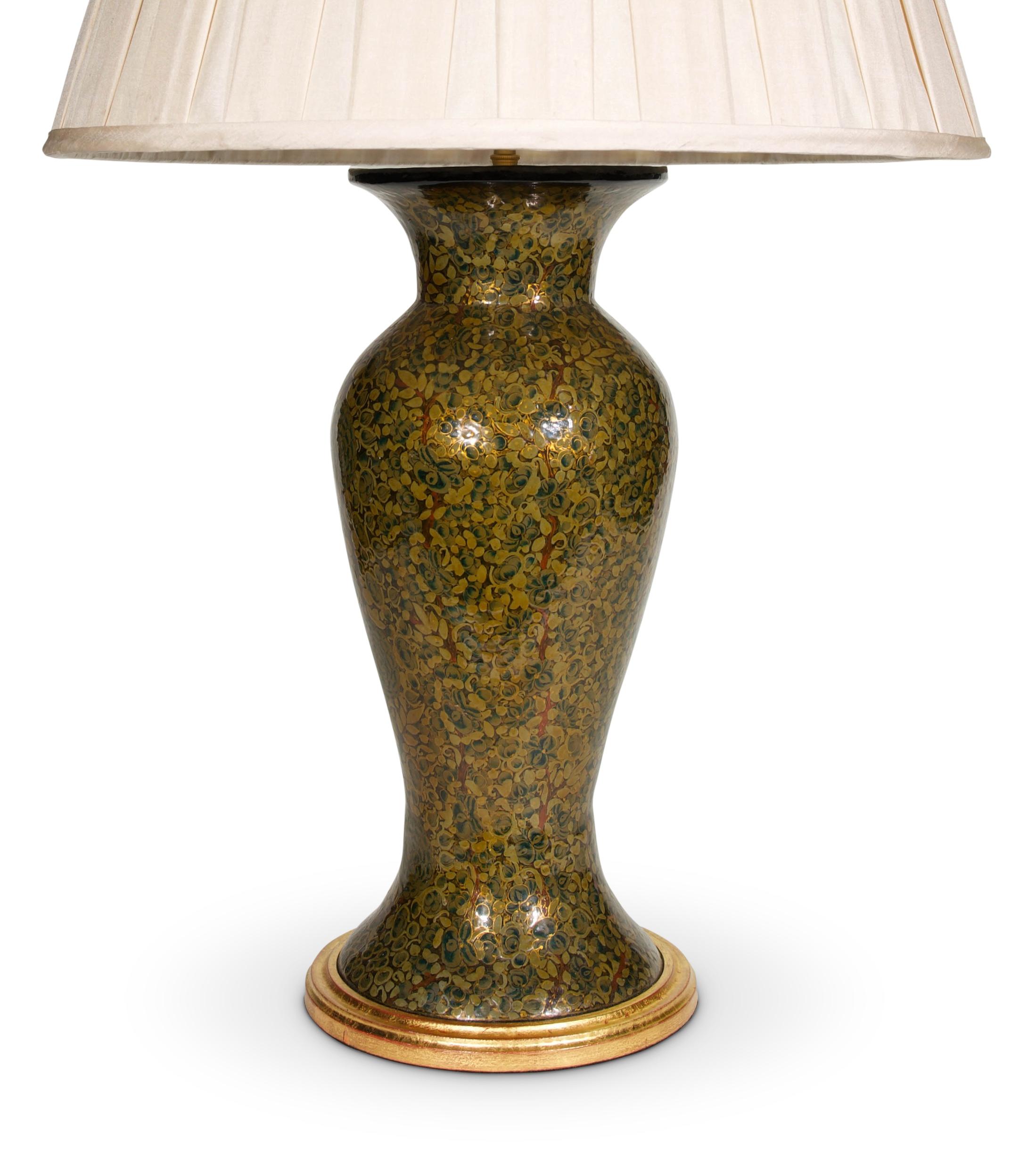 Laqué Paire de lampes de table anciennes en or laqué du Cachemire du 20e siècle en vente
