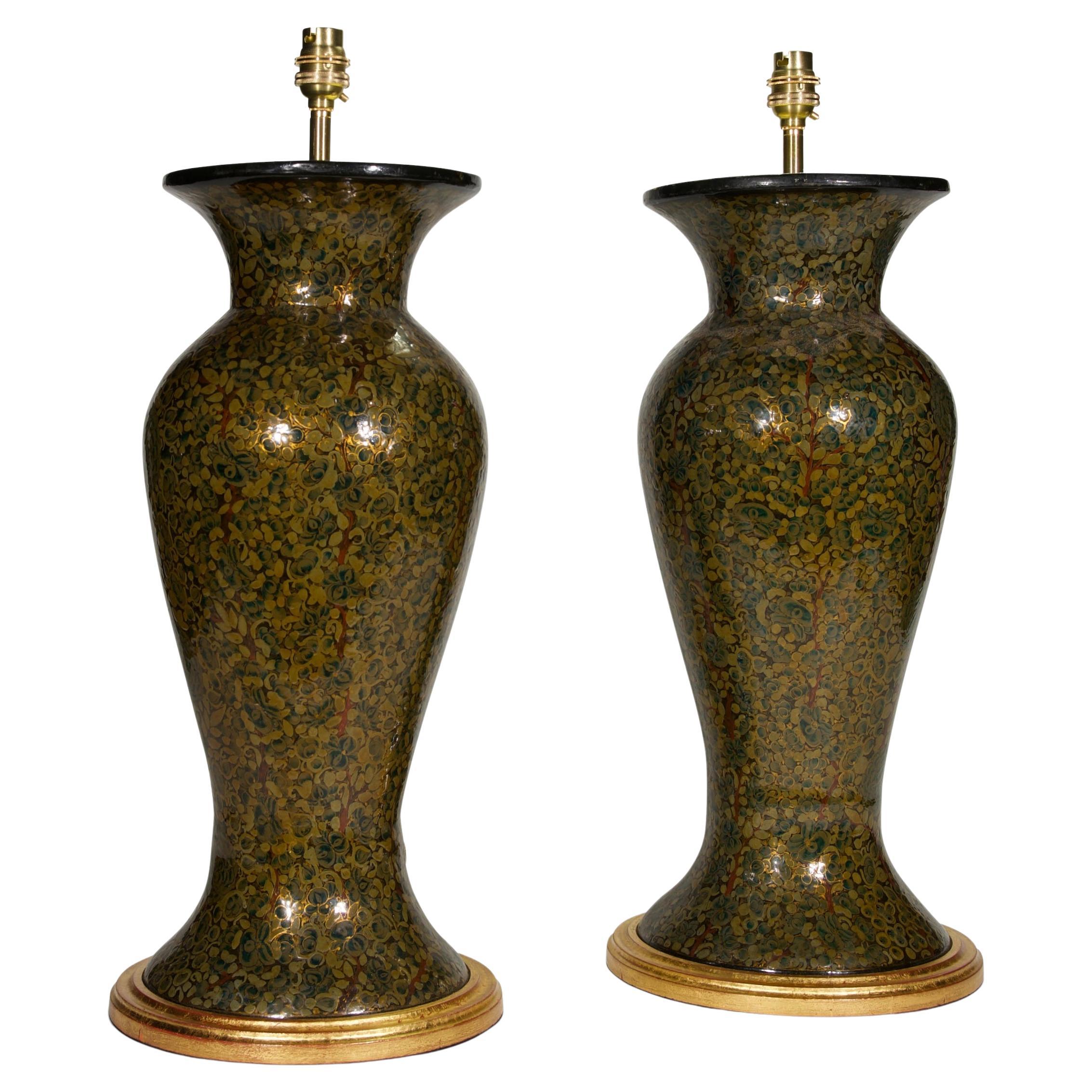 Paar antike Kaschmiri-Tischlampen aus lackiertem Gold des 20. Jahrhunderts im Angebot