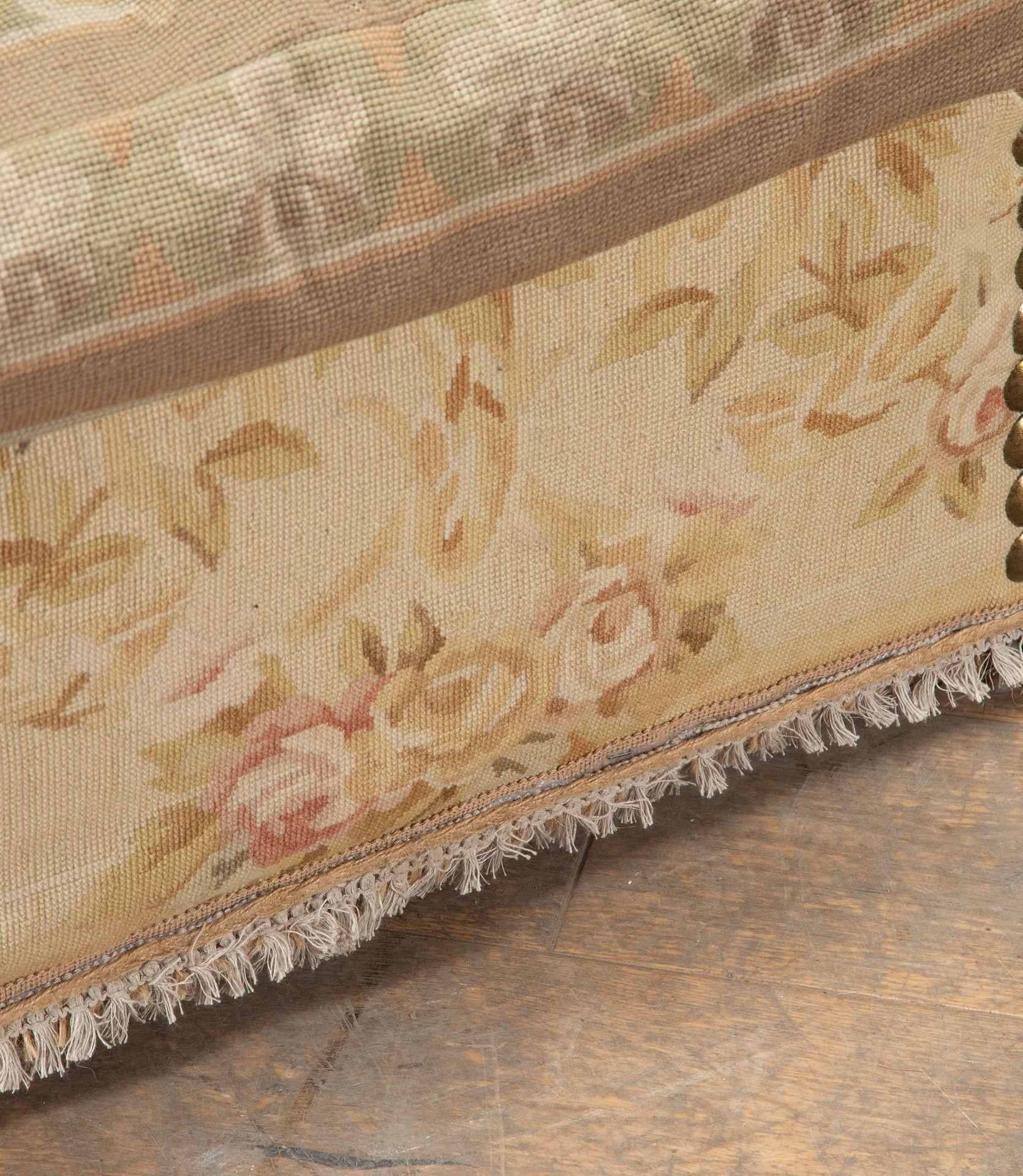 Coppia di poltrone con arazzo di Knole del XX secolo in vendita 1