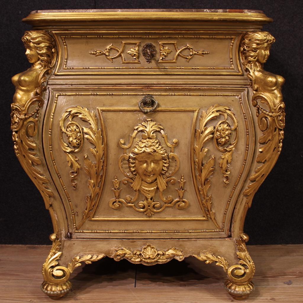 Paire de tables de chevet italiennes du 20e siècle en bois laqué et doré à plateau en marbre en vente 6