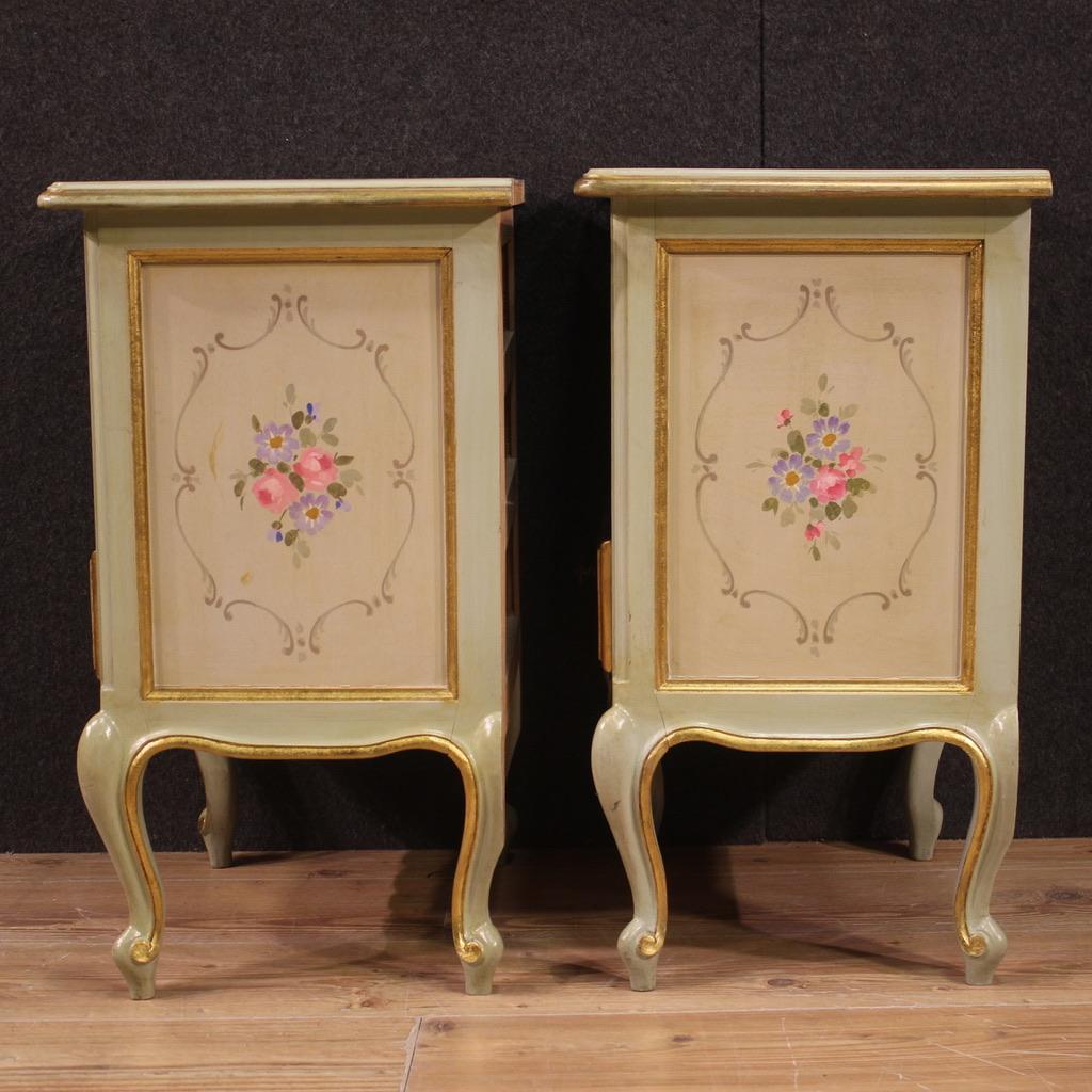 Pair of Venetian bedside tables from the second half of the 20th century. Furniture in carved, lacquered and hand painted wood with floral decorations, of beautiful lines and pleasant decor. Bedside tables with open compartment and drawer placed in
