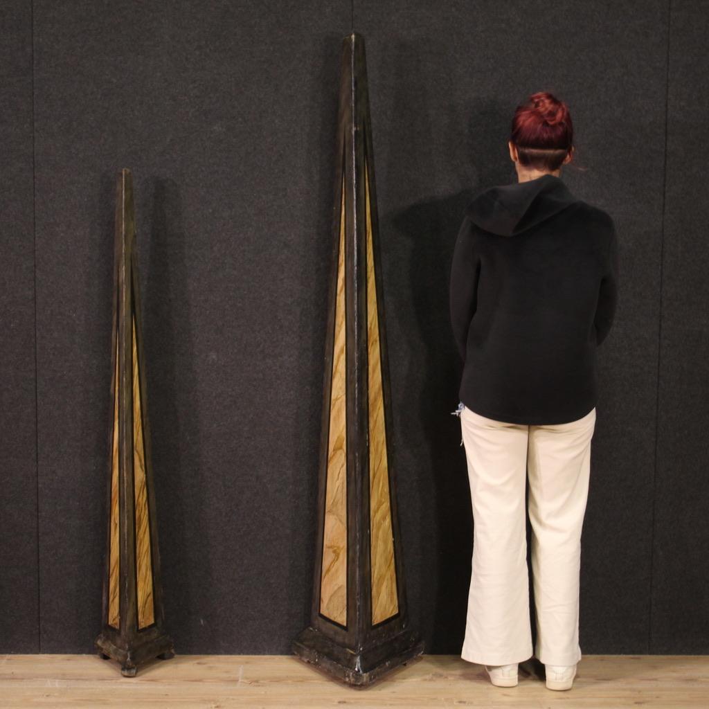 Obélisques italiens de la première moitié du XXe siècle. Des objets de tailles différentes mais de même style et ornés d'une laque identique. Finition des obélisques centraux, en bois et en plâtre, finement peints avec des décorations en faux
