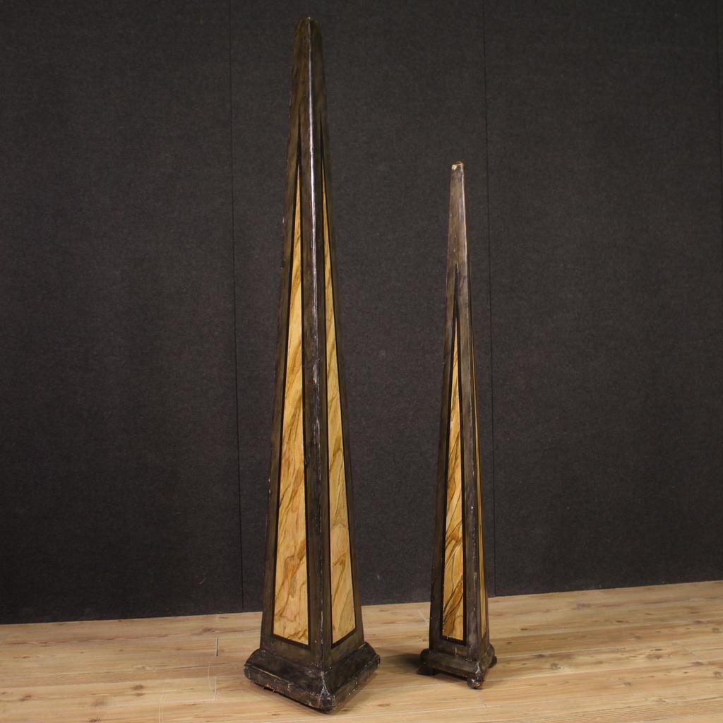 Paire d'obélisques italiens en bois laqué et peint du 20e siècle, années 1930 Bon état - En vente à Vicoforte, Piedmont