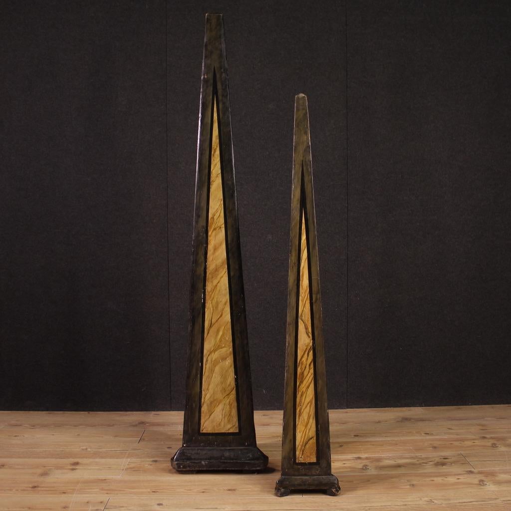 Paire d'obélisques italiens en bois laqué et peint du 20e siècle, années 1930 en vente 1