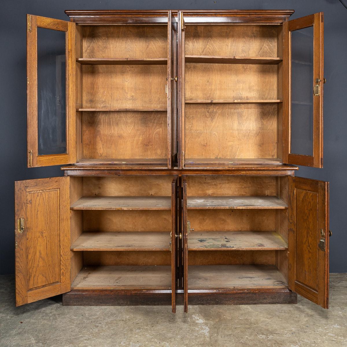 British Pair Of 20th Century Large Victorian Oak Bookcase c.1900 For Sale