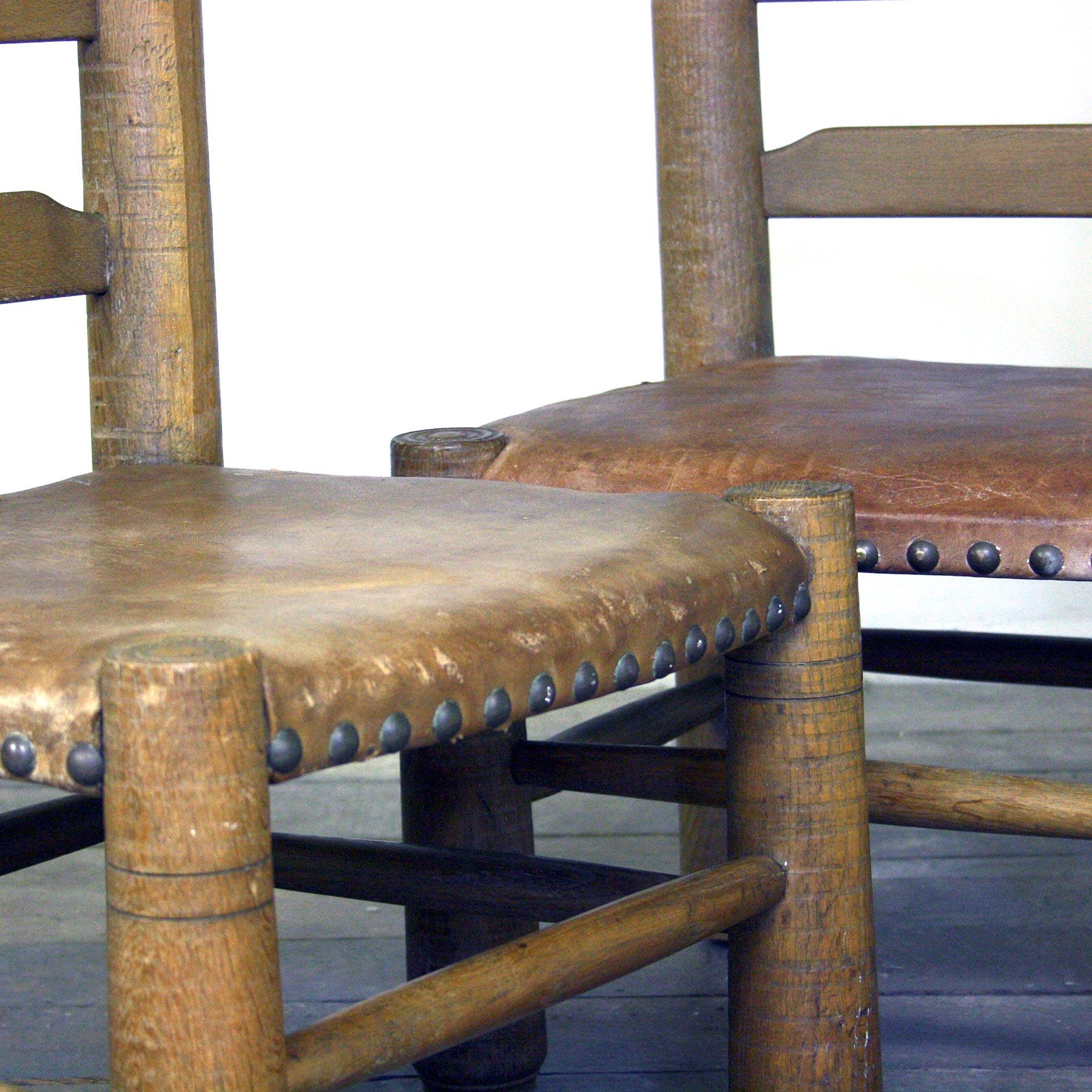 Paire de chaises basses en cuir français des années 1940, attribuées à Charles Dudouyt. Le cuir présente quelques marques dues à l'âge. 

Joli et lourd, il fonctionne très bien à côté de n'importe laquelle de nos cheminées.

Un siège haut dans