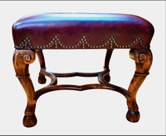 Pareja de otomanas de nogal del siglo XX, estilo Luis XIV