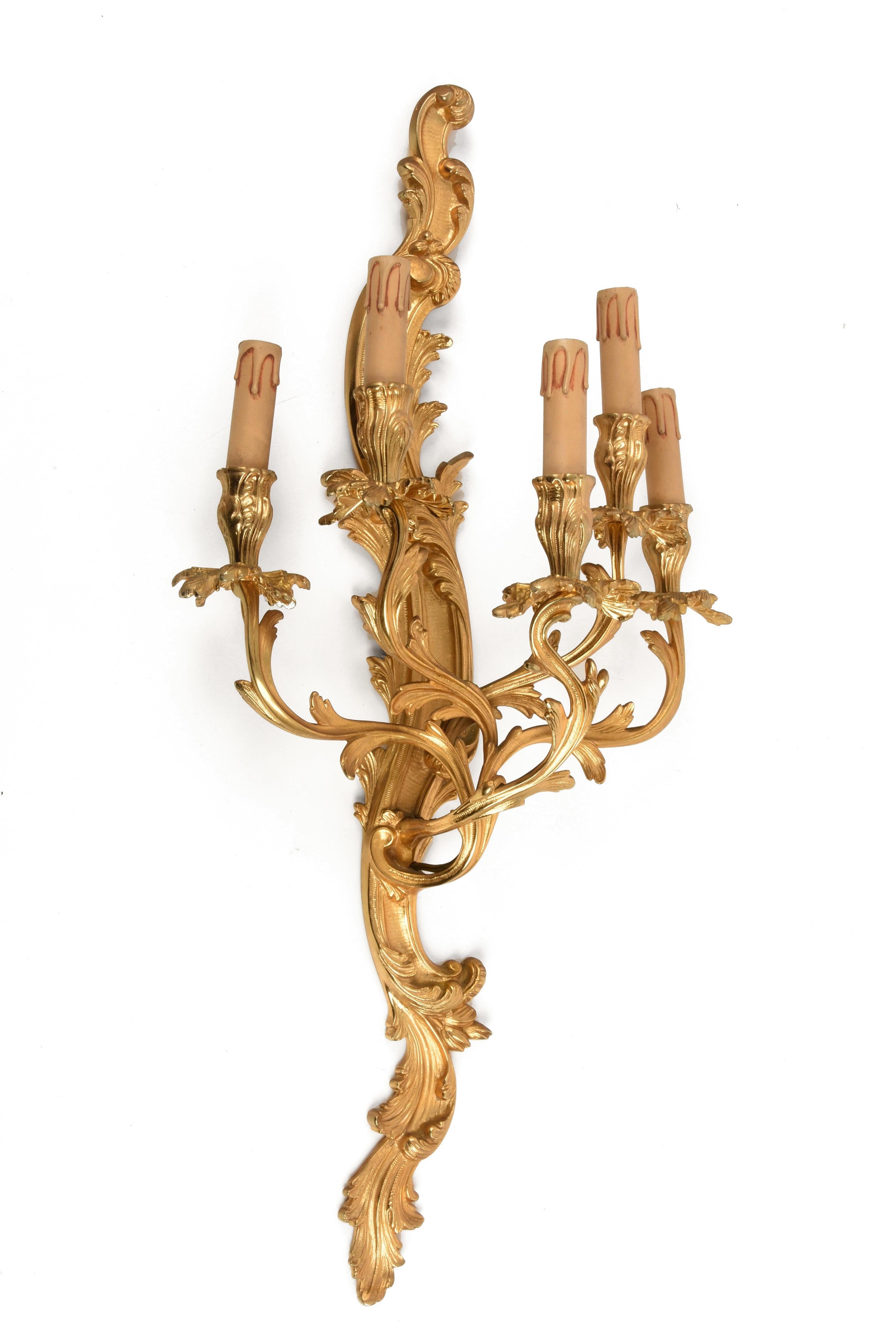 Pareja de apliques franceses de bronce dorado ormolu estilo Luis XV del siglo XX en venta 5