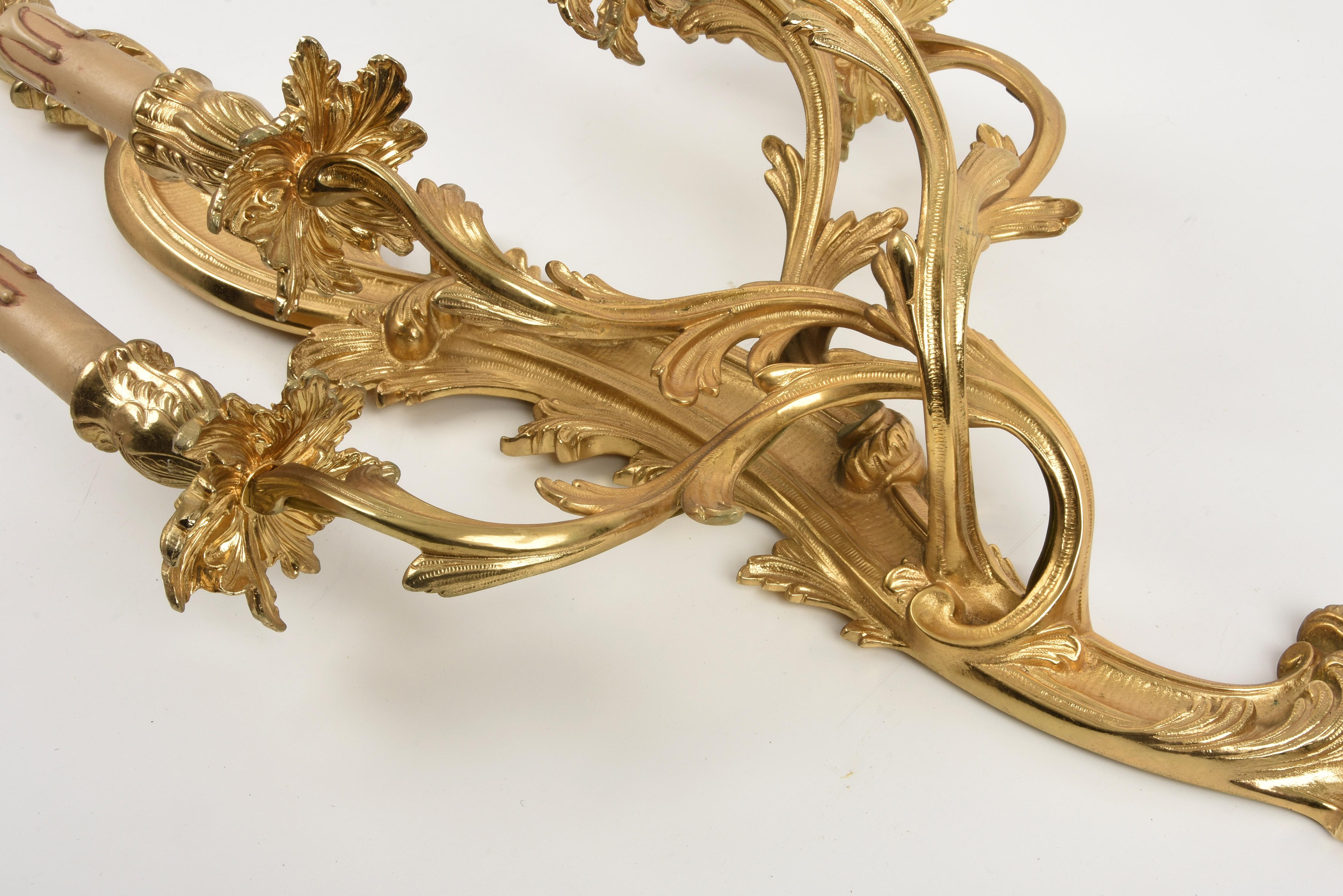 Pareja de apliques franceses de bronce dorado ormolu estilo Luis XV del siglo XX en venta 8