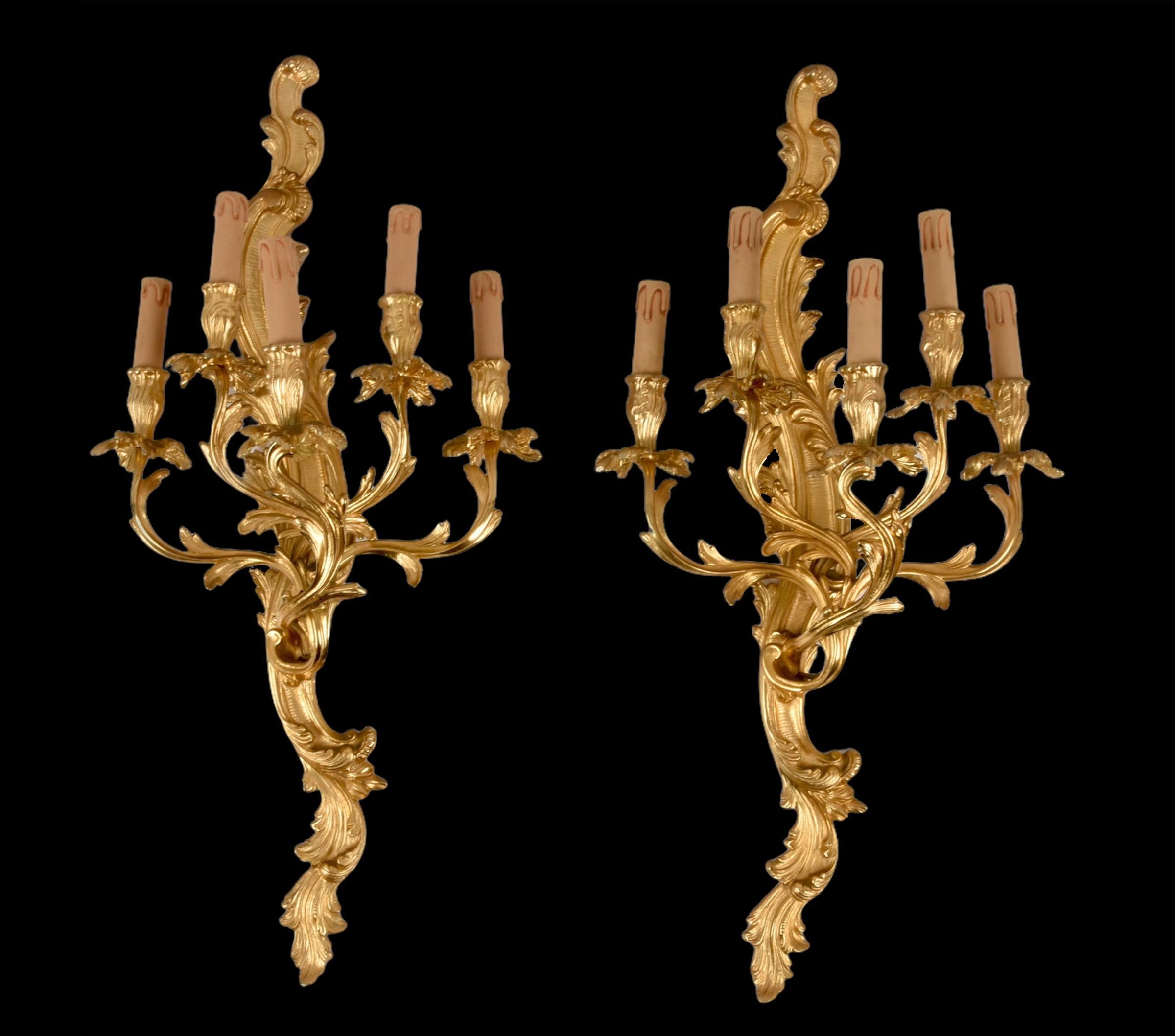 Pair of 20th Century Louis XV Style Gilded Bronze Ormolu French Wall Lights In Good Condition For Sale In Roma, IT