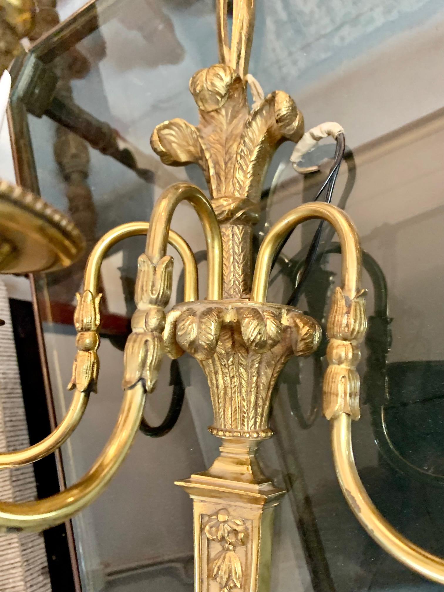 Pareja de apliques de tres luces de bronce dorado estilo Luis XVI del siglo XX en venta 4