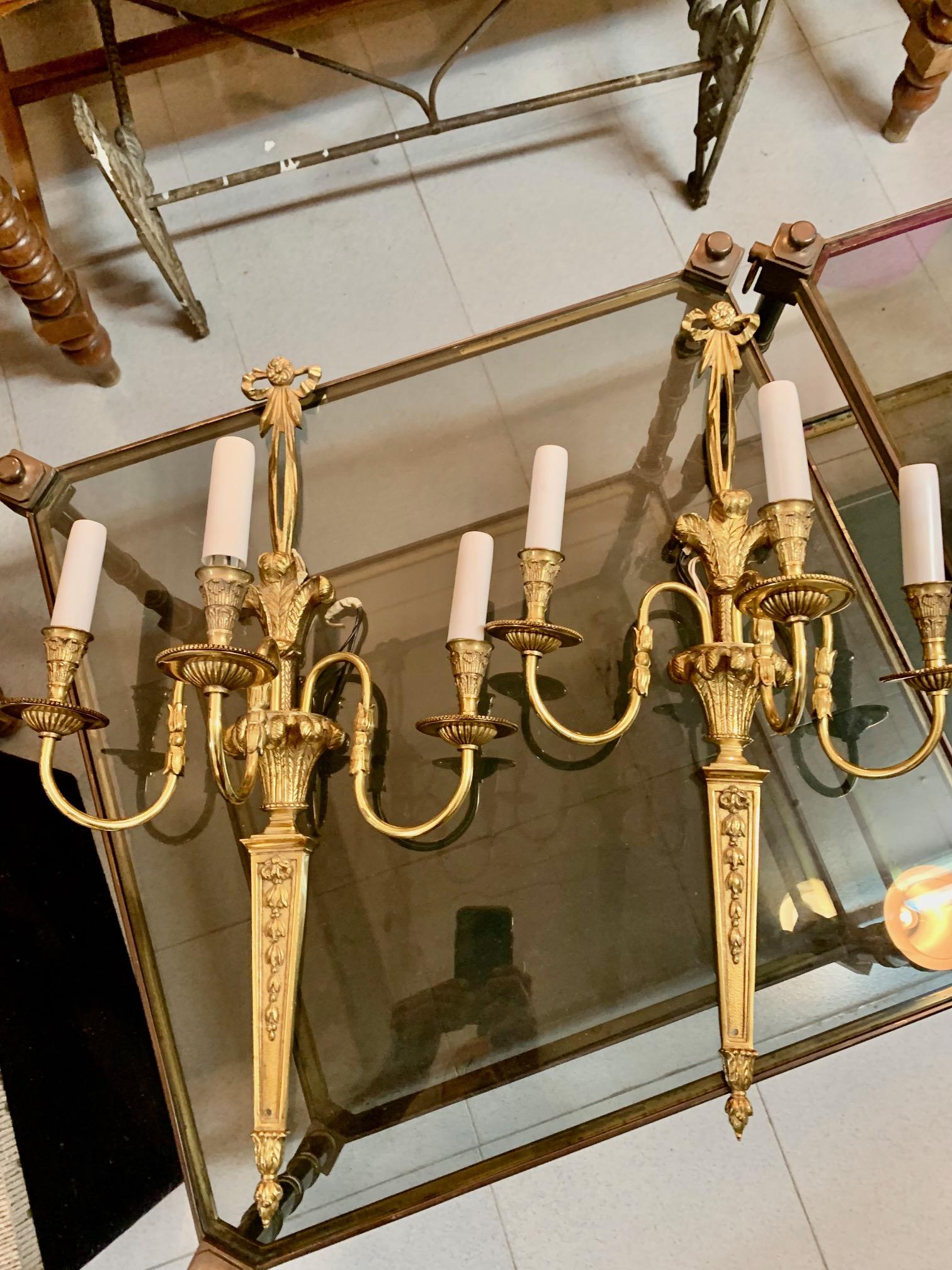 Pareja de apliques de tres luces de bronce dorado estilo Luis XVI del siglo XX en venta 5