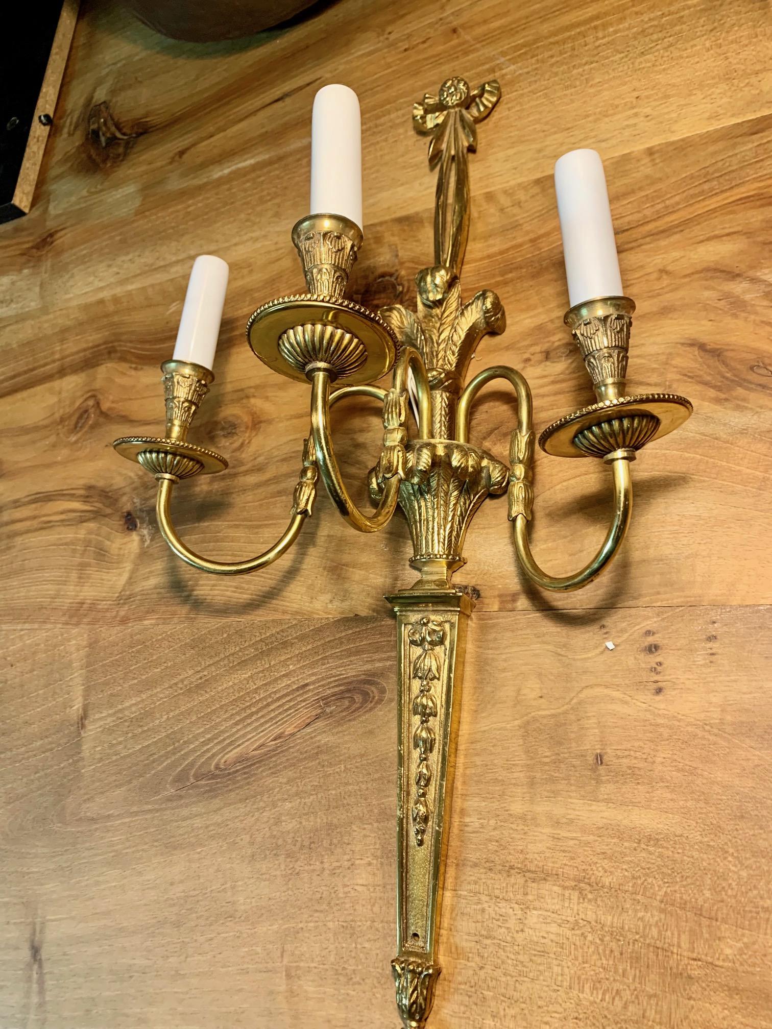 Pareja de apliques de tres luces de bronce dorado estilo Luis XVI del siglo XX en venta 6