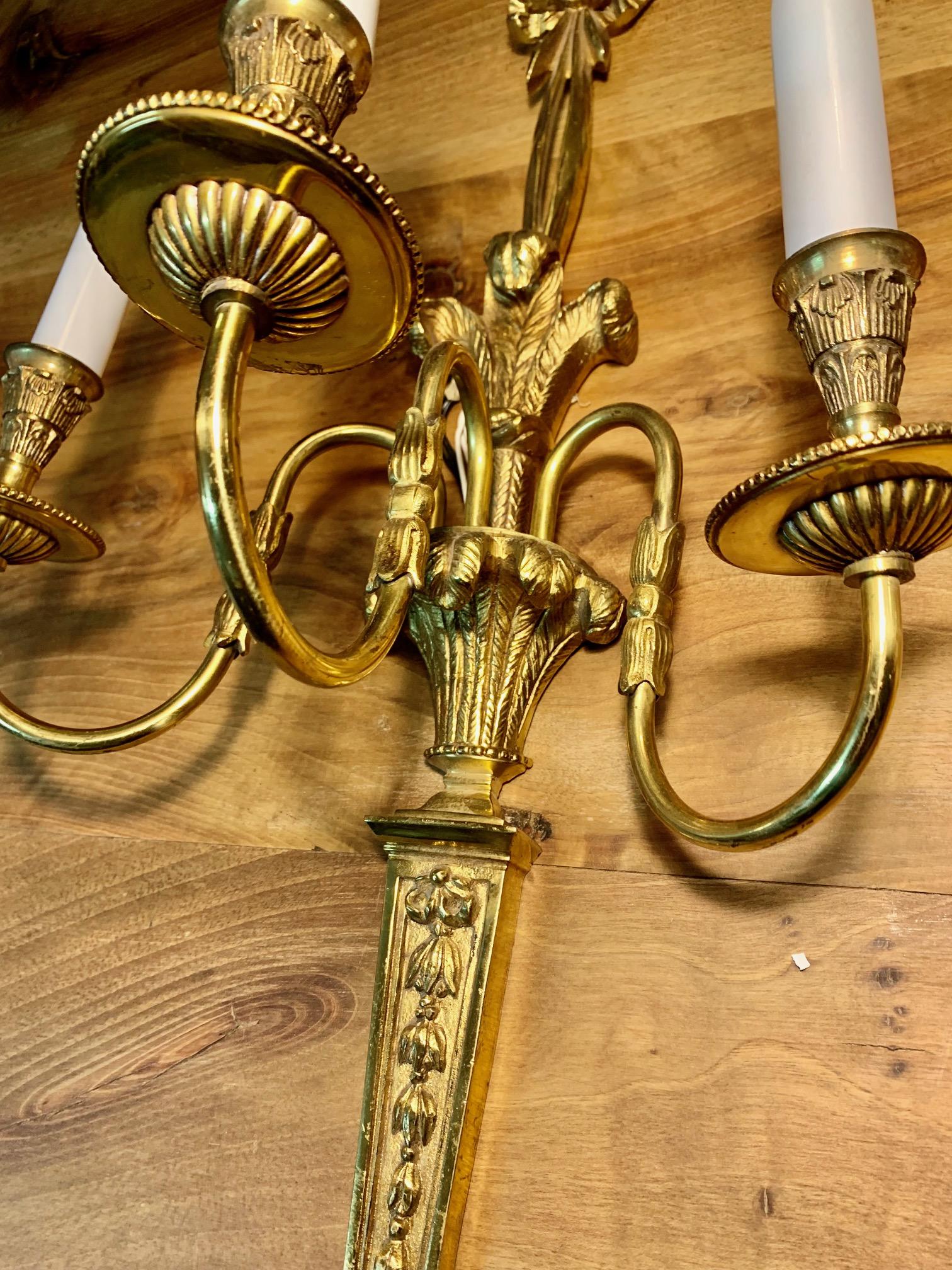 Pareja de apliques de tres luces de bronce dorado estilo Luis XVI del siglo XX en venta 7