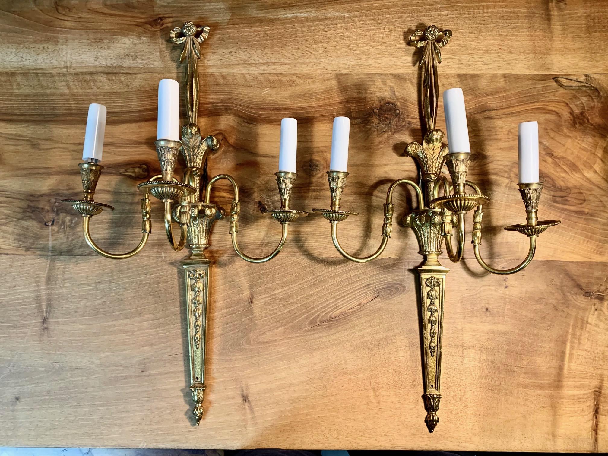 Pareja de apliques de tres luces de bronce dorado estilo Luis XVI del siglo XX en venta 8