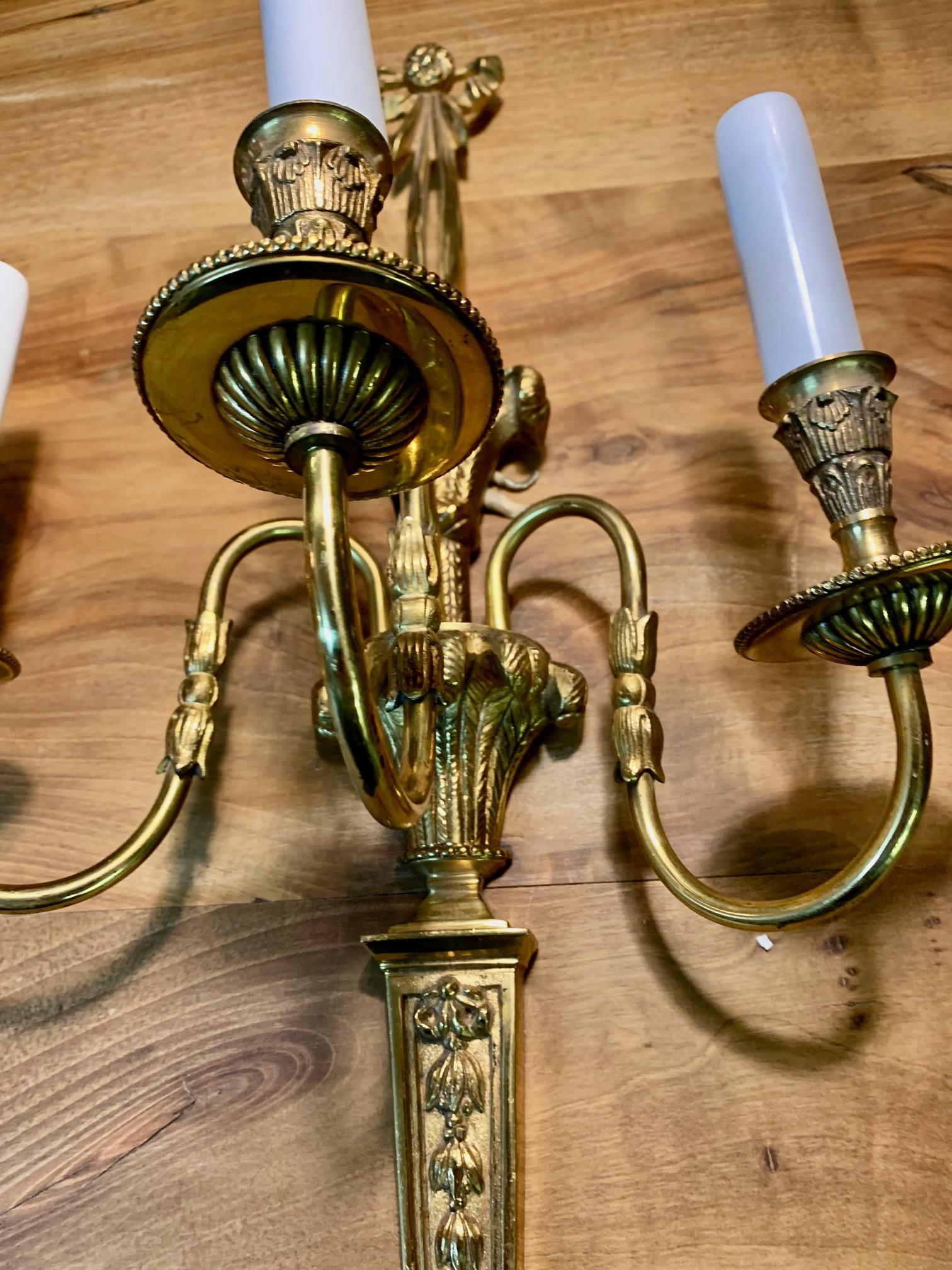 Pareja de apliques de tres luces de bronce dorado estilo Luis XVI del siglo XX en venta 10