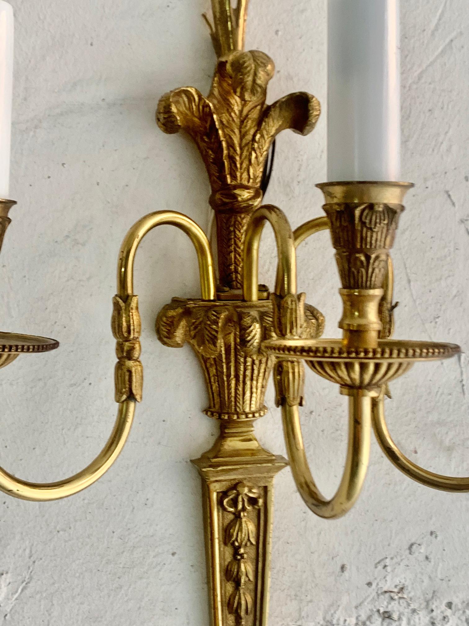 Un par de grandes apliques de bronce dorado estilo Luis XVI, proceden de una casa decorada en los años 50 en Madrid, los apliques tienen todos los motivos decorativos habituales en este estilo Luis XVI, trhee luces brazos y Buen estado.


 