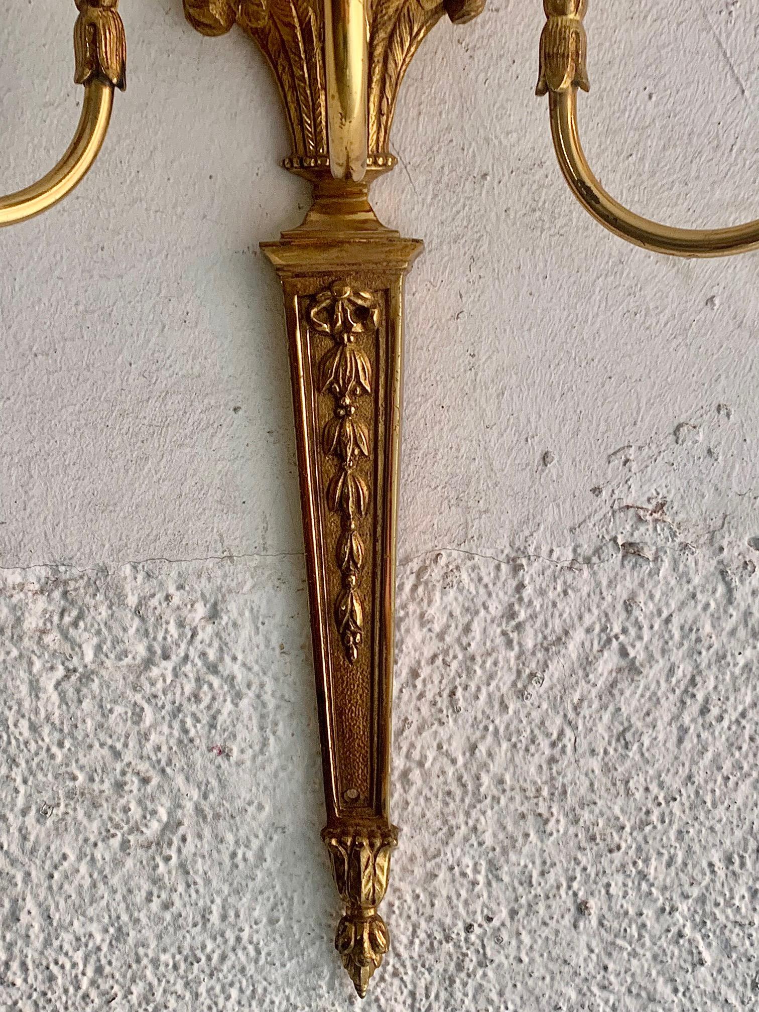 Pareja de apliques de tres luces de bronce dorado estilo Luis XVI del siglo XX Español en venta