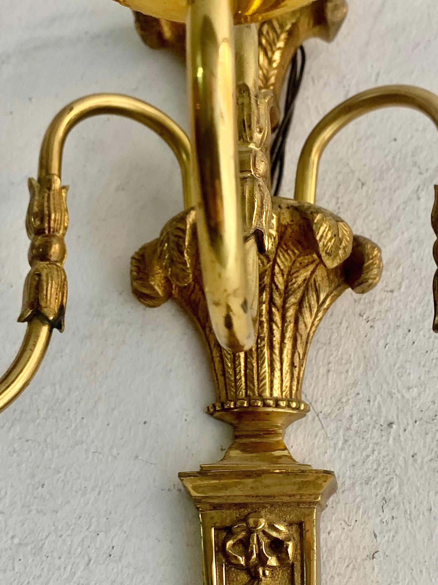 Pareja de apliques de tres luces de bronce dorado estilo Luis XVI del siglo XX Dorado en venta