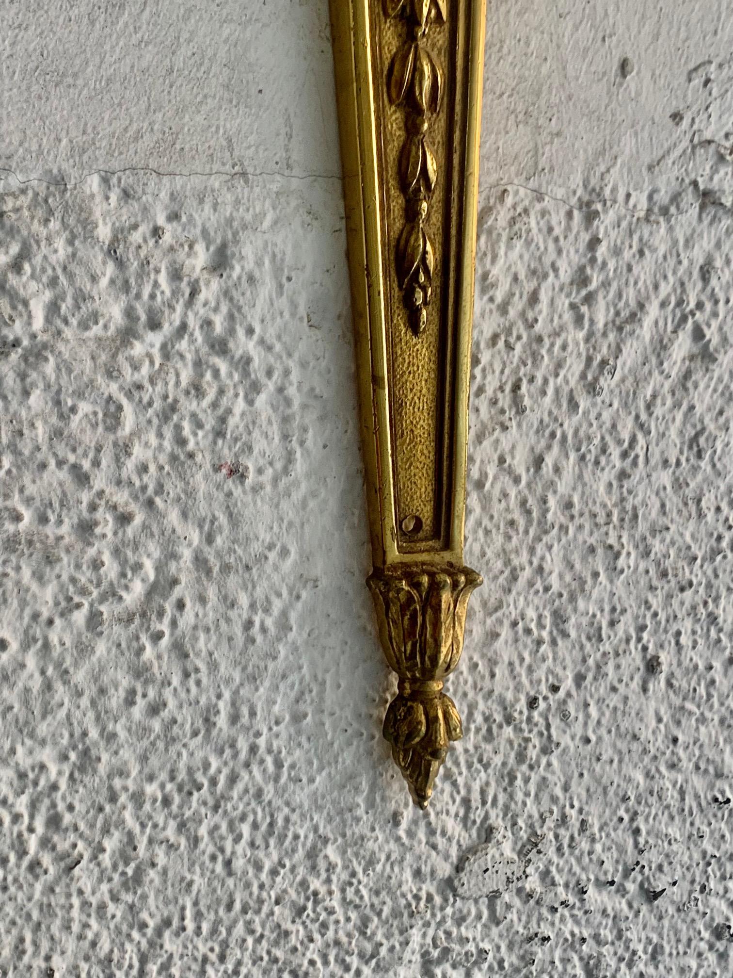 Pareja de apliques de tres luces de bronce dorado estilo Luis XVI del siglo XX en Bueno estado para la venta en Madrid, ES