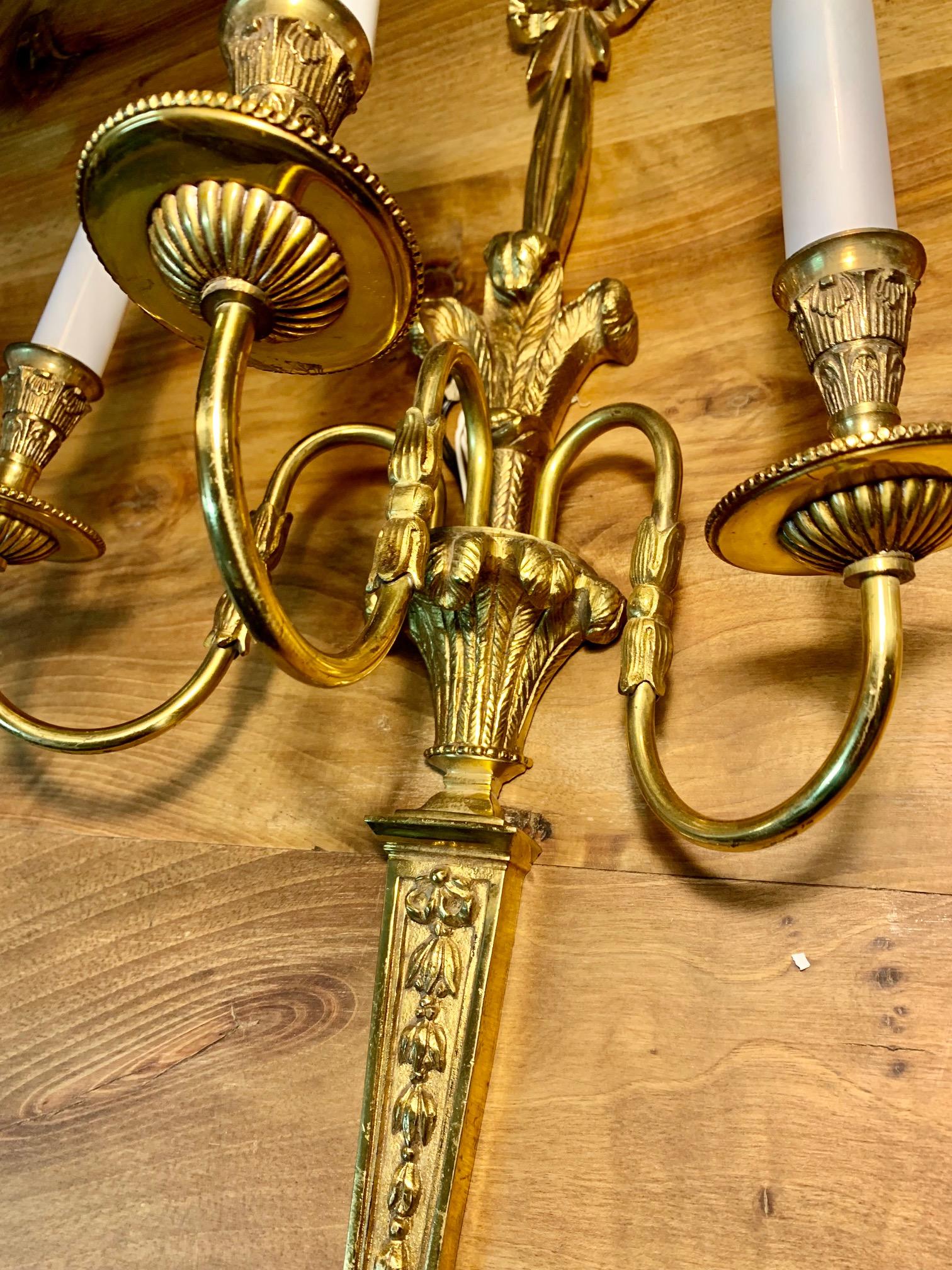 Pareja de apliques de tres luces de bronce dorado estilo Luis XVI del siglo XX en venta 1