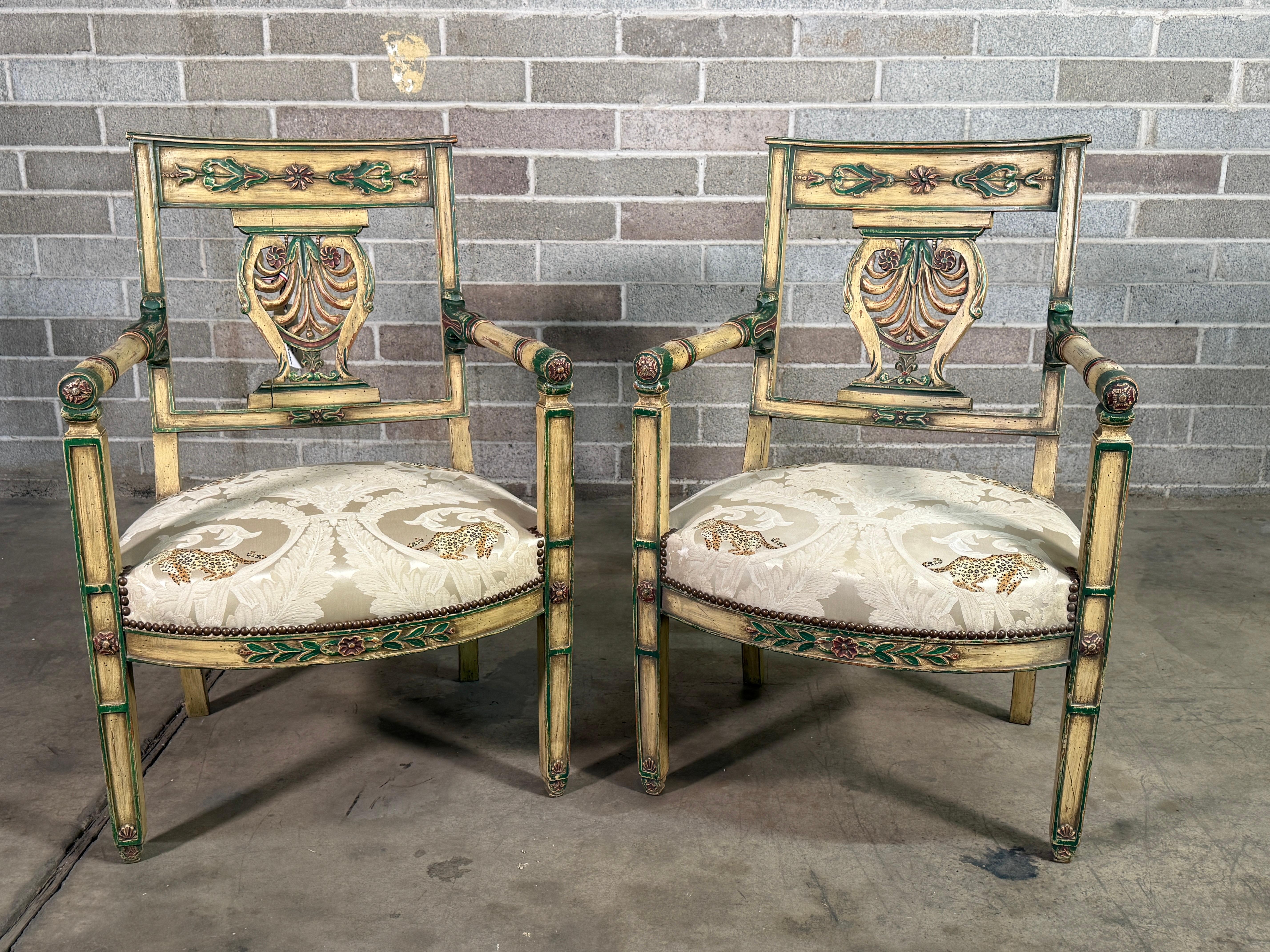Paire de fauteuils à dossier lyre de style Louis XVI du 20e siècle 
Paire unique achetée en France. 
Usure appropriée à l'âge, voir les photos détaillées. Envoyez-nous un message si vous avez des questions. 
