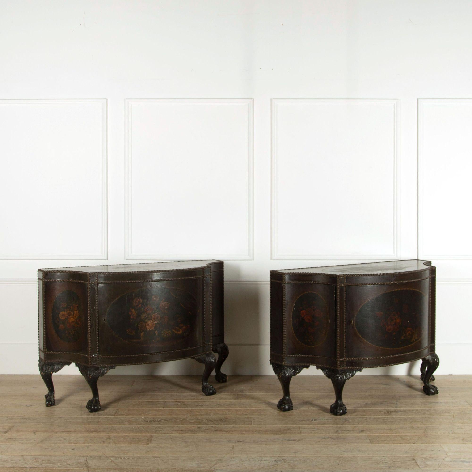 Coppia di buffet in mogano rivestiti in tela dell'inizio del XX secolo.
Con piedi a sfera e artiglio.
Circa 1900.