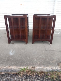 Paire de  Armoires à roulettes en acajou du 20e siècle