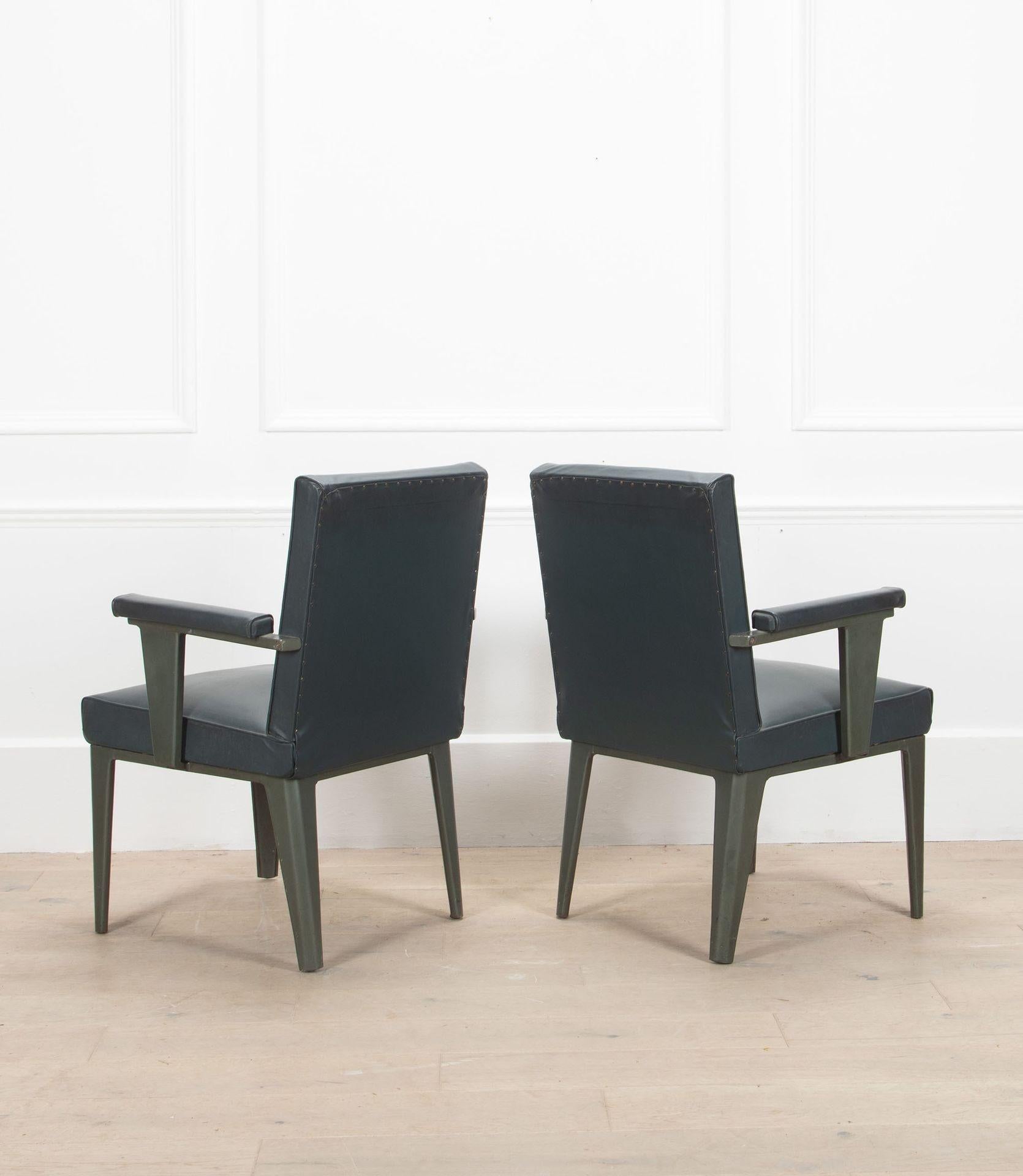 Paire de chaises de la Maison Dominique du 20e siècle en vente 7
