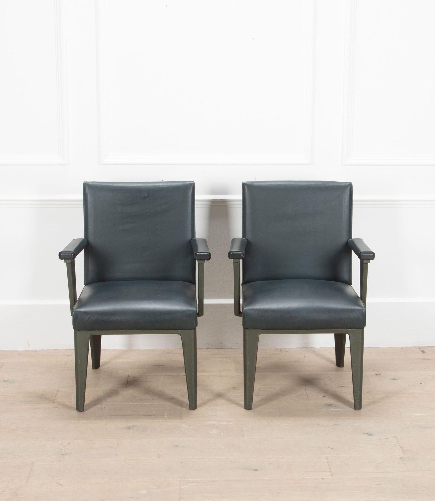 Paire de chaises 'Clemenceau' françaises des années 1950.

Conçu par Andre Domin et Marcel Genevriere pour la Maison Dominique. Ils ont conservé leur revêtement vert foncé d'origine et leur cadre en métal peint.

Petites bosses et éraflures