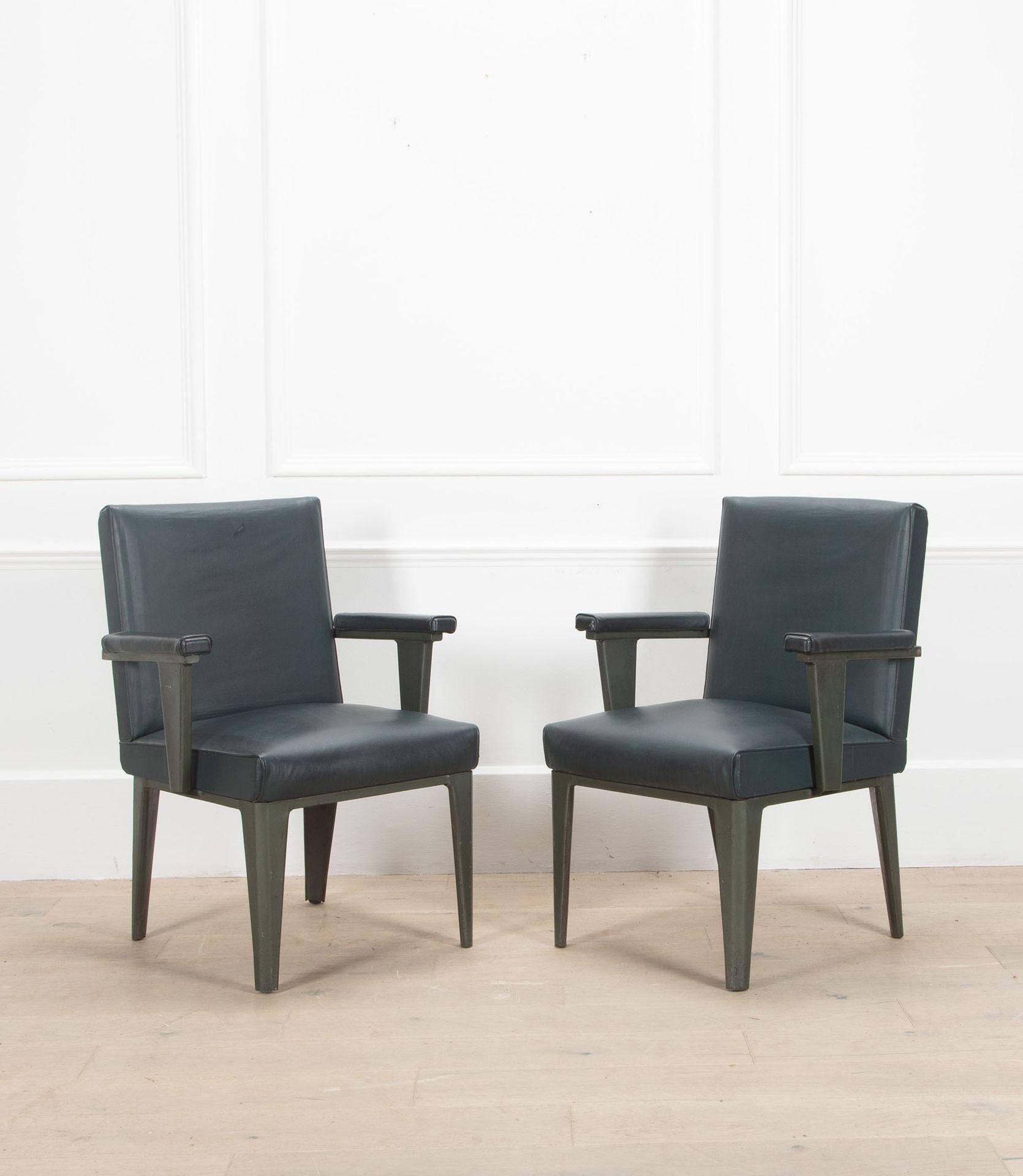 Paire de chaises de la Maison Dominique du 20e siècle Bon état - En vente à Gloucestershire, GB