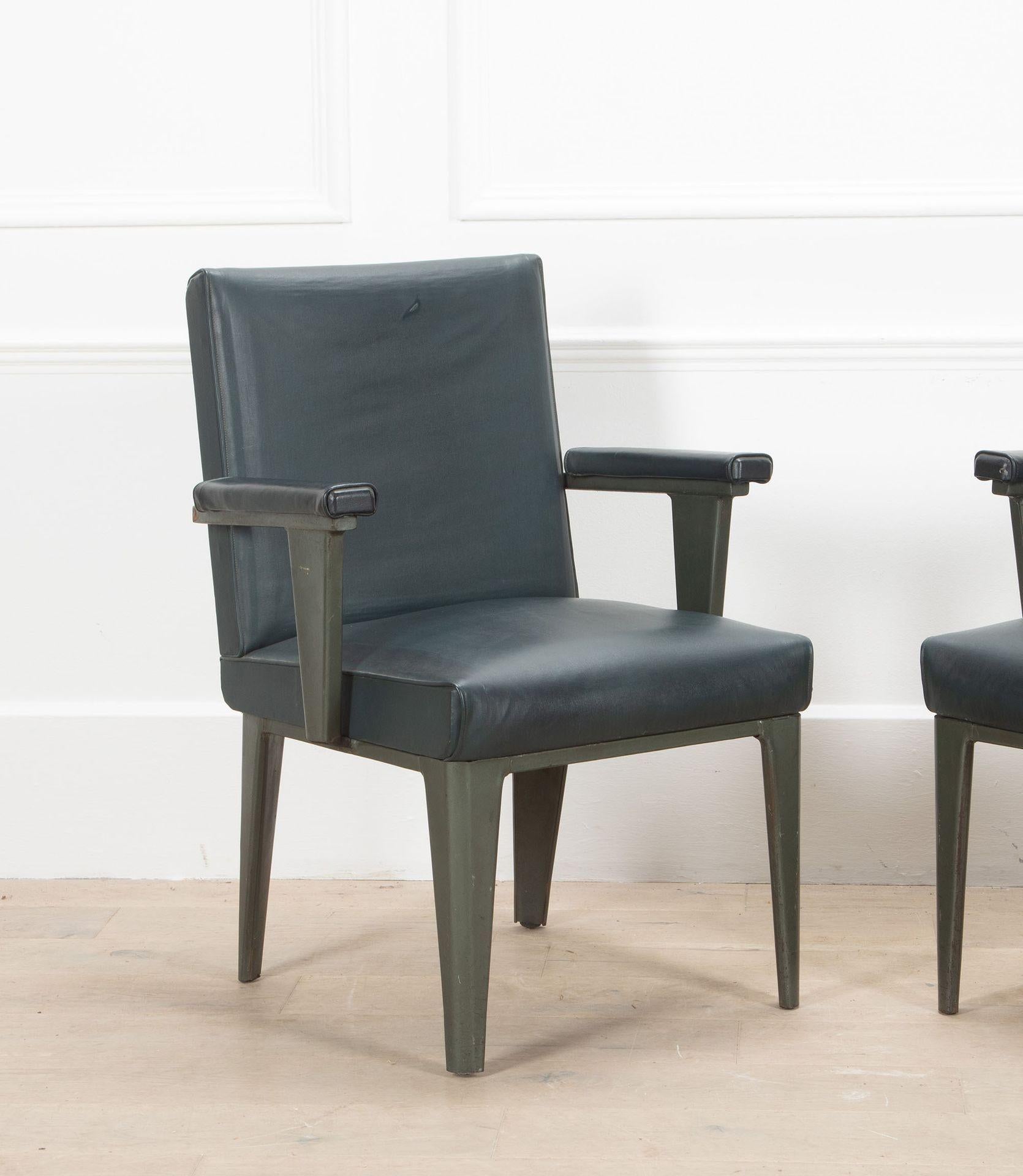 Milieu du XXe siècle Paire de chaises de la Maison Dominique du 20e siècle en vente