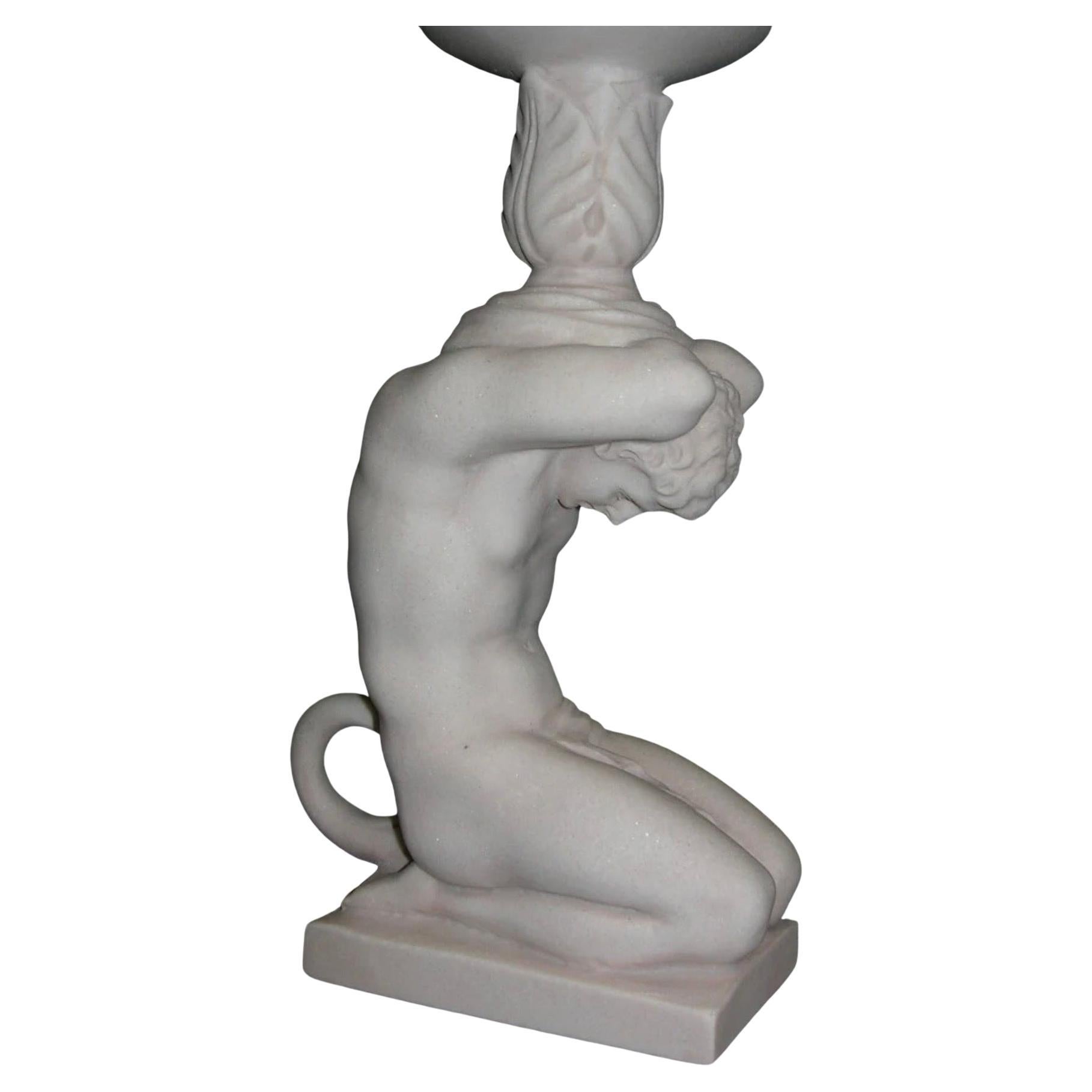 Eleva il tuo spazio con questa squisita coppia di portacandele Atlas in marmo del XX secolo. Ogni pezzo presenta un design classico, ispirato all'iconica figura di Atlante, che sorregge il mondo. Realizzati in marmo di alta qualità, aggiungono un