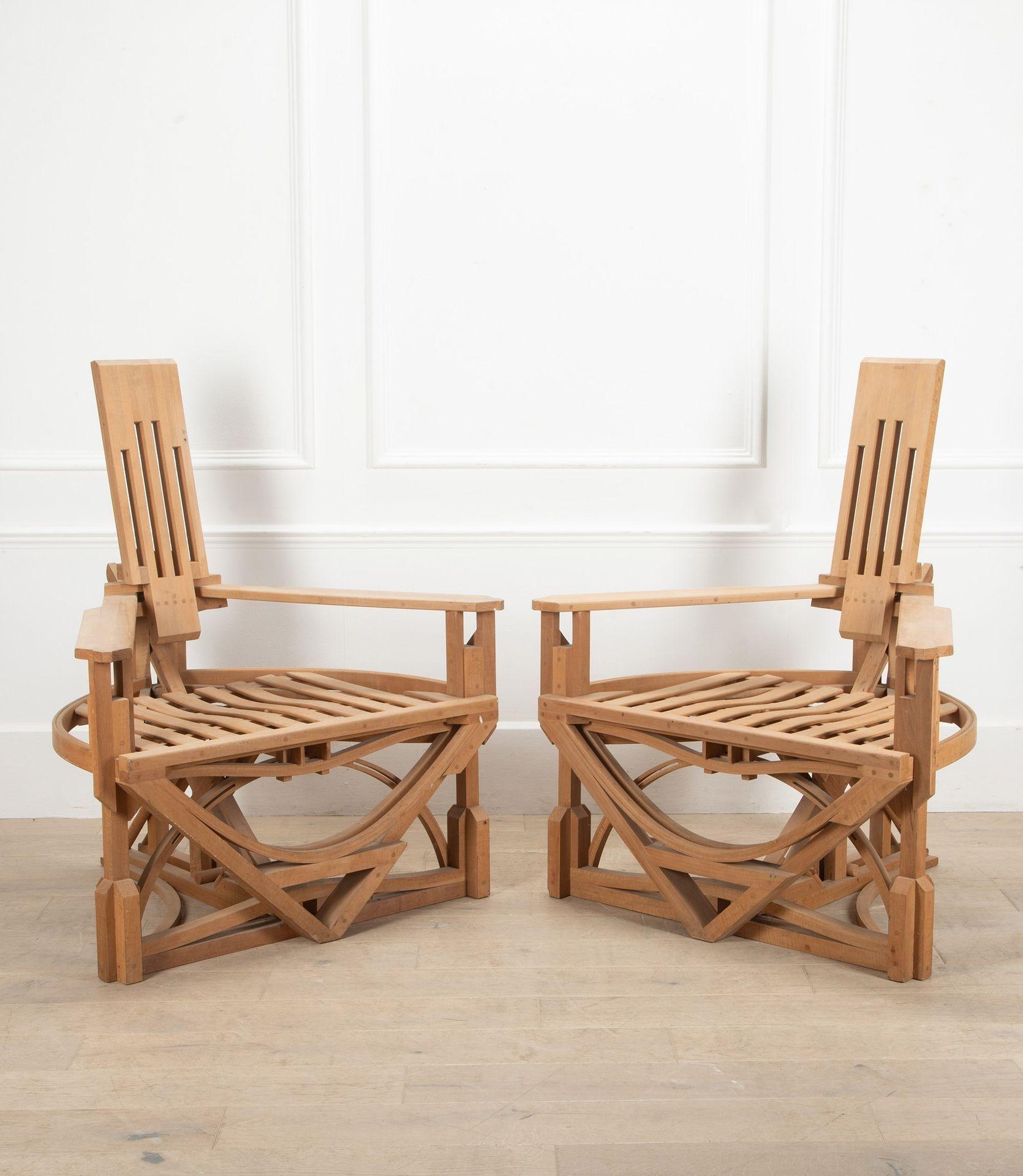 Une paire intéressante de fauteuils français du 20ème siècle dans un style constructiviste faisant partie du 