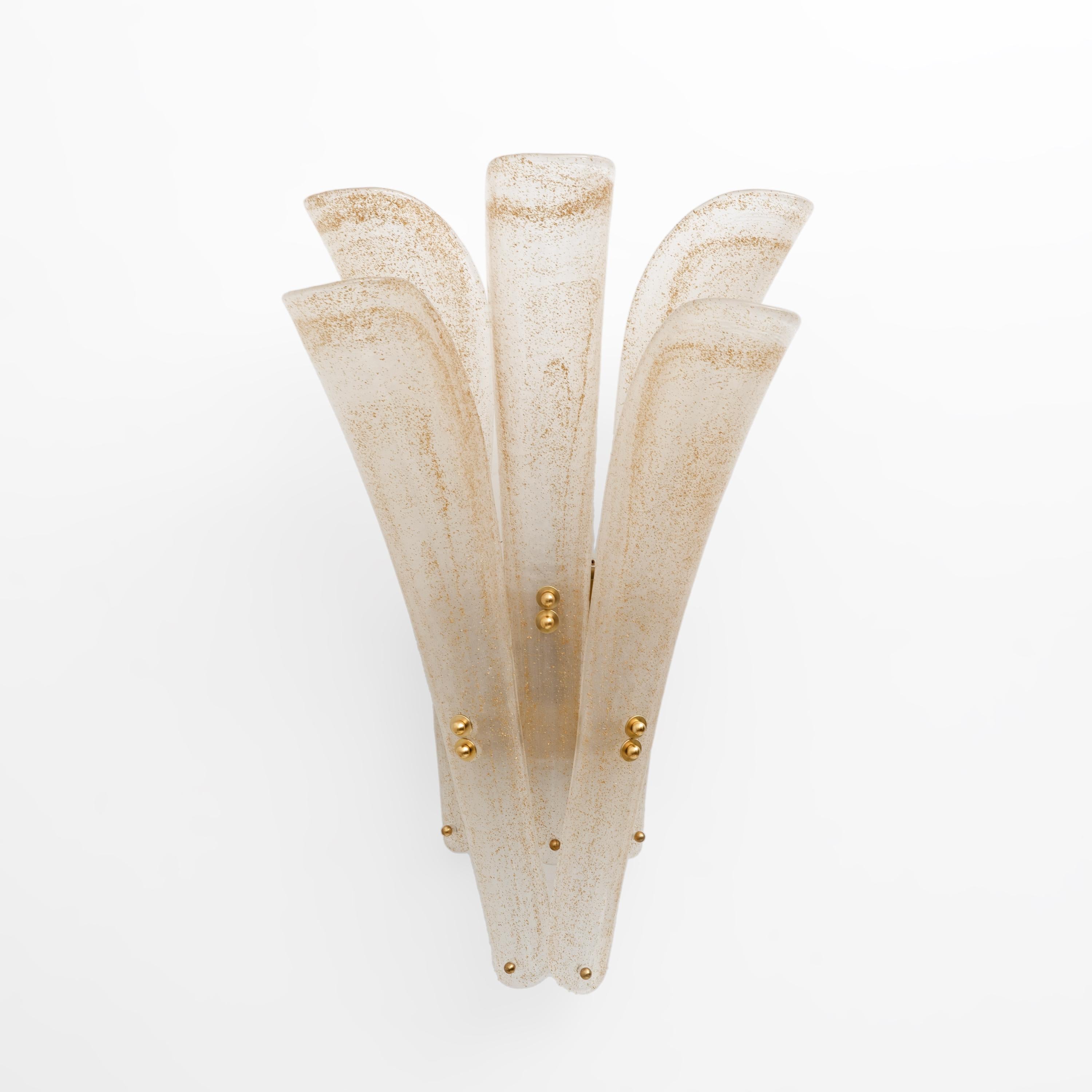 Wandleuchten im Mid-Century Modern-Stil, hergestellt in Italien aus mundgeblasenem Muranoglas, innen satiniert, außen poliert. Das Glas ist mit zahlreichen Goldplättchen verziert, die mit polierten Messingnieten versehen sind, und wird von einem